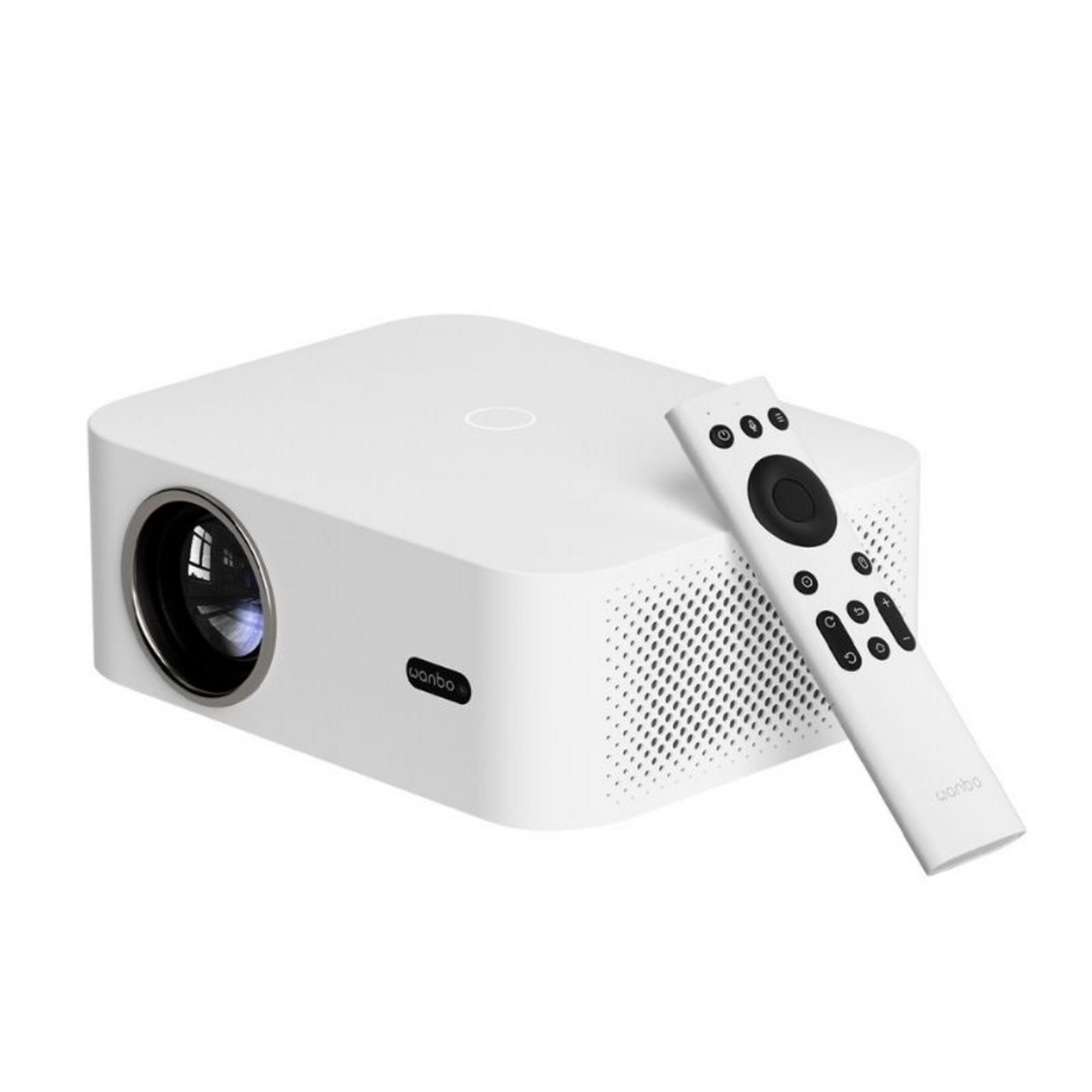Un proyector blanco con mando a distancia descansa sobre una superficie blanca.