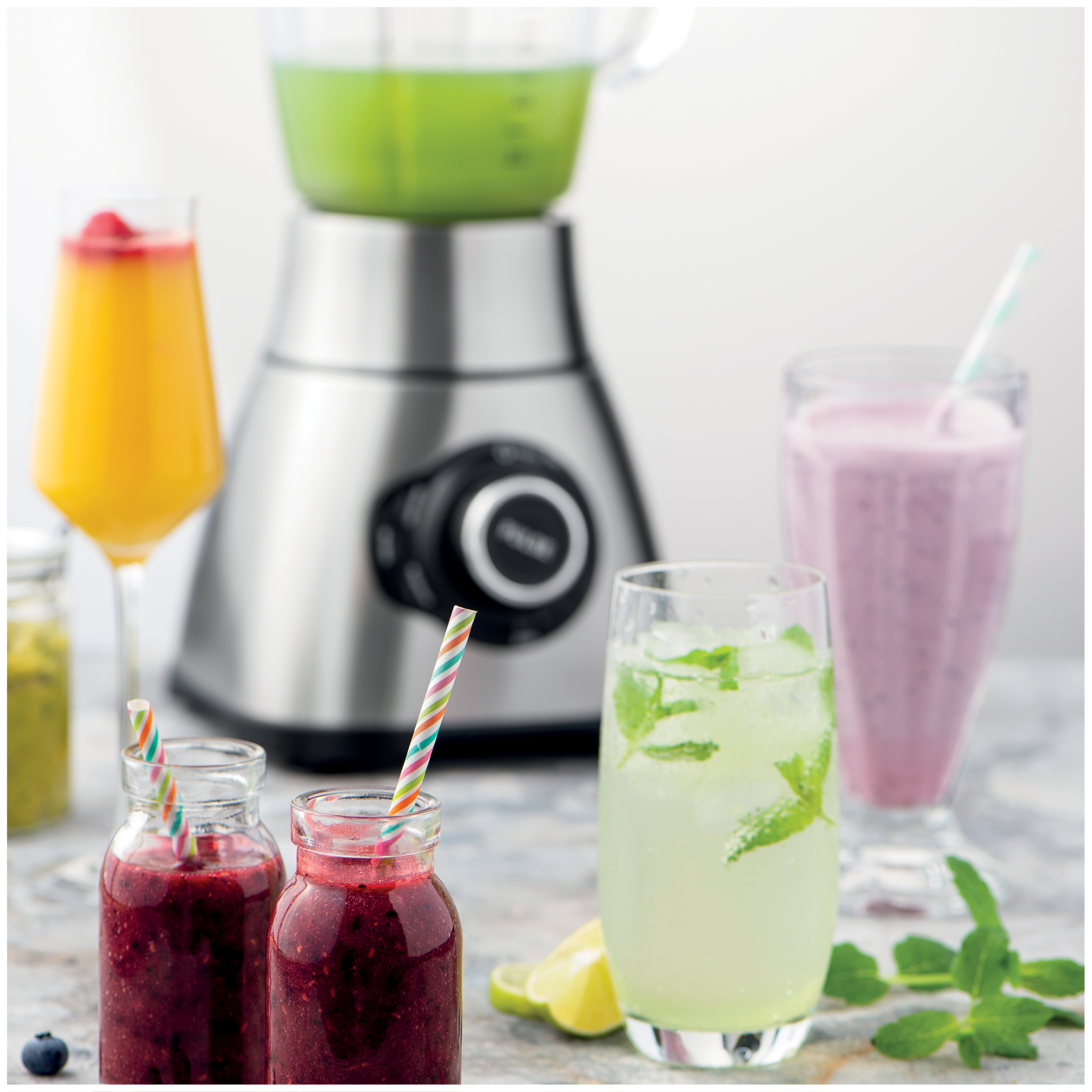 Diverse dranken met een blender op de achtergrond.