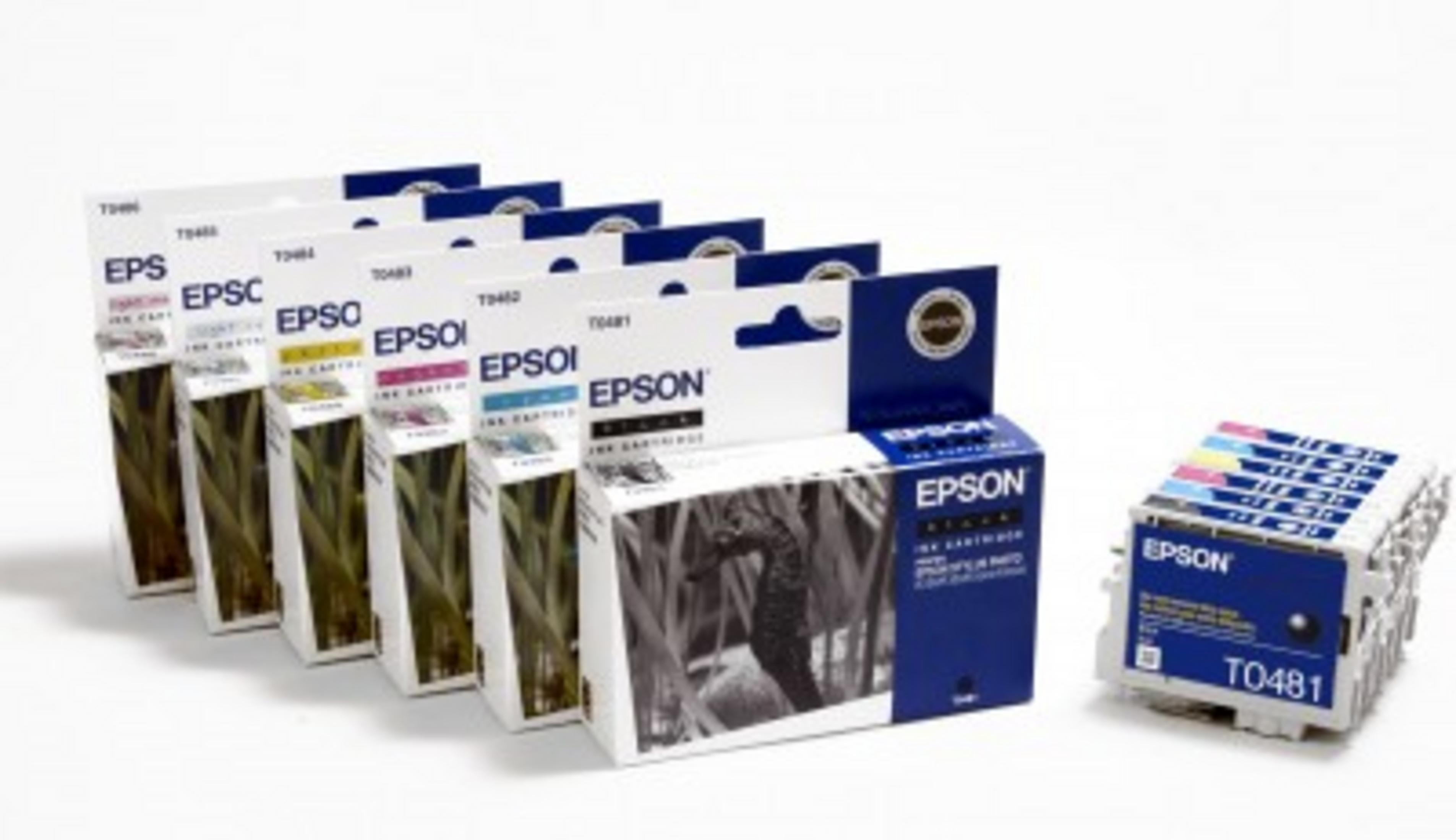 Molte scatole di cartucce d'inchiostro Epson e una cartuccia esposta.