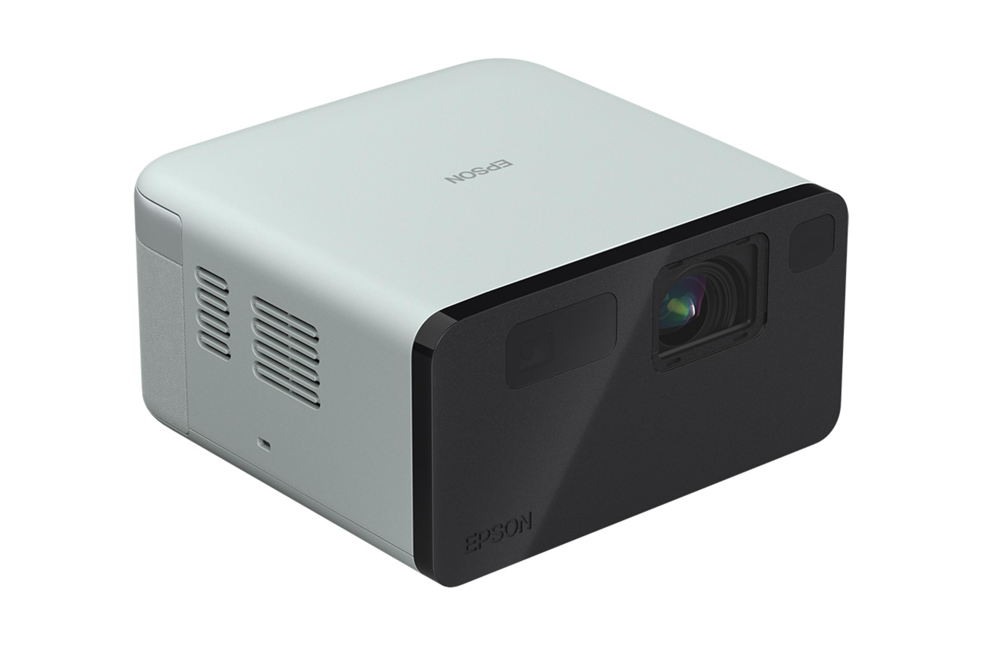 Kompaktowy, jasnoszary projektor Epson z czarnym frontem i obiektywem.