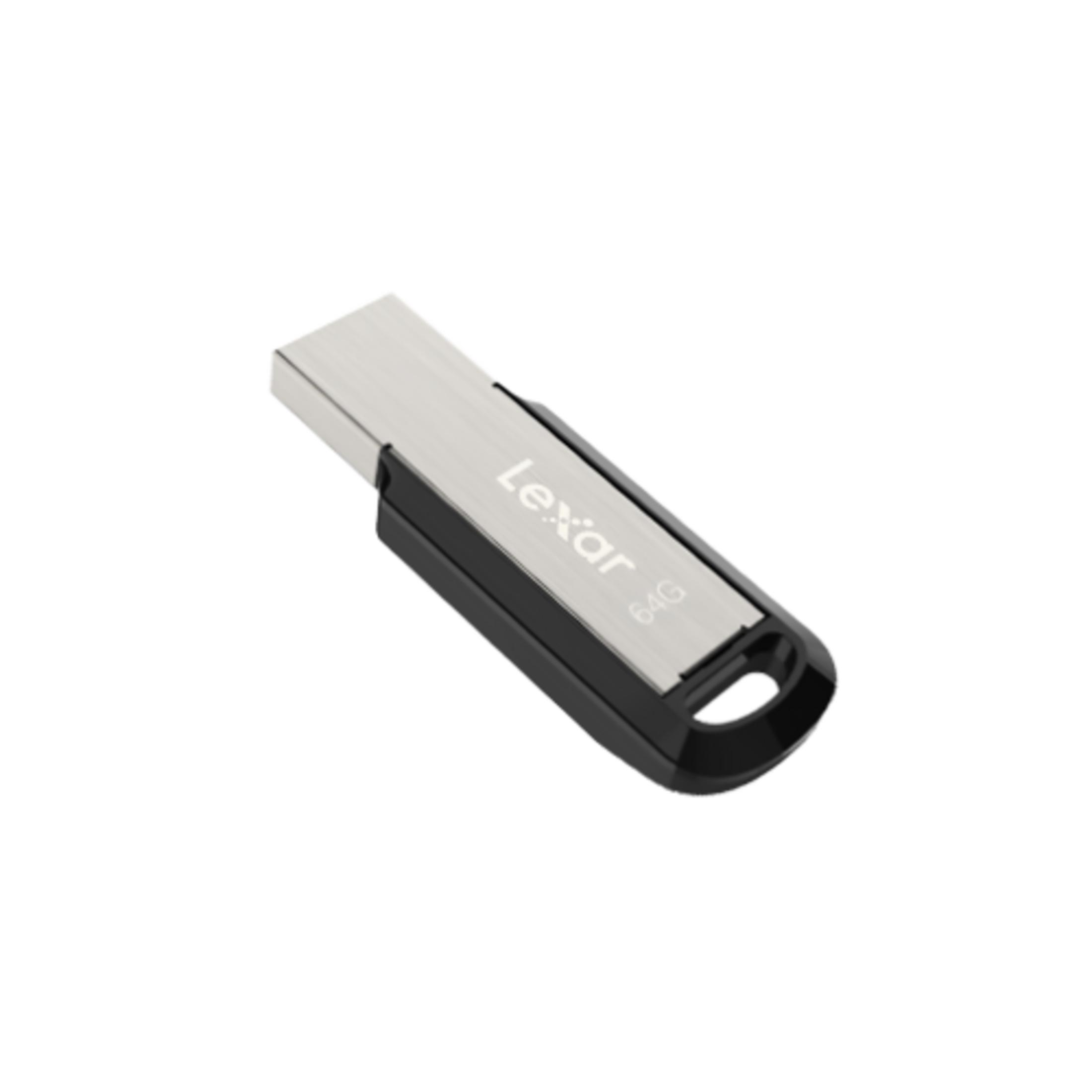 Gümüş ve siyah renkli bir Lexar 64G USB bellek, beyaz bir arka plana karşı açılı duruyor.