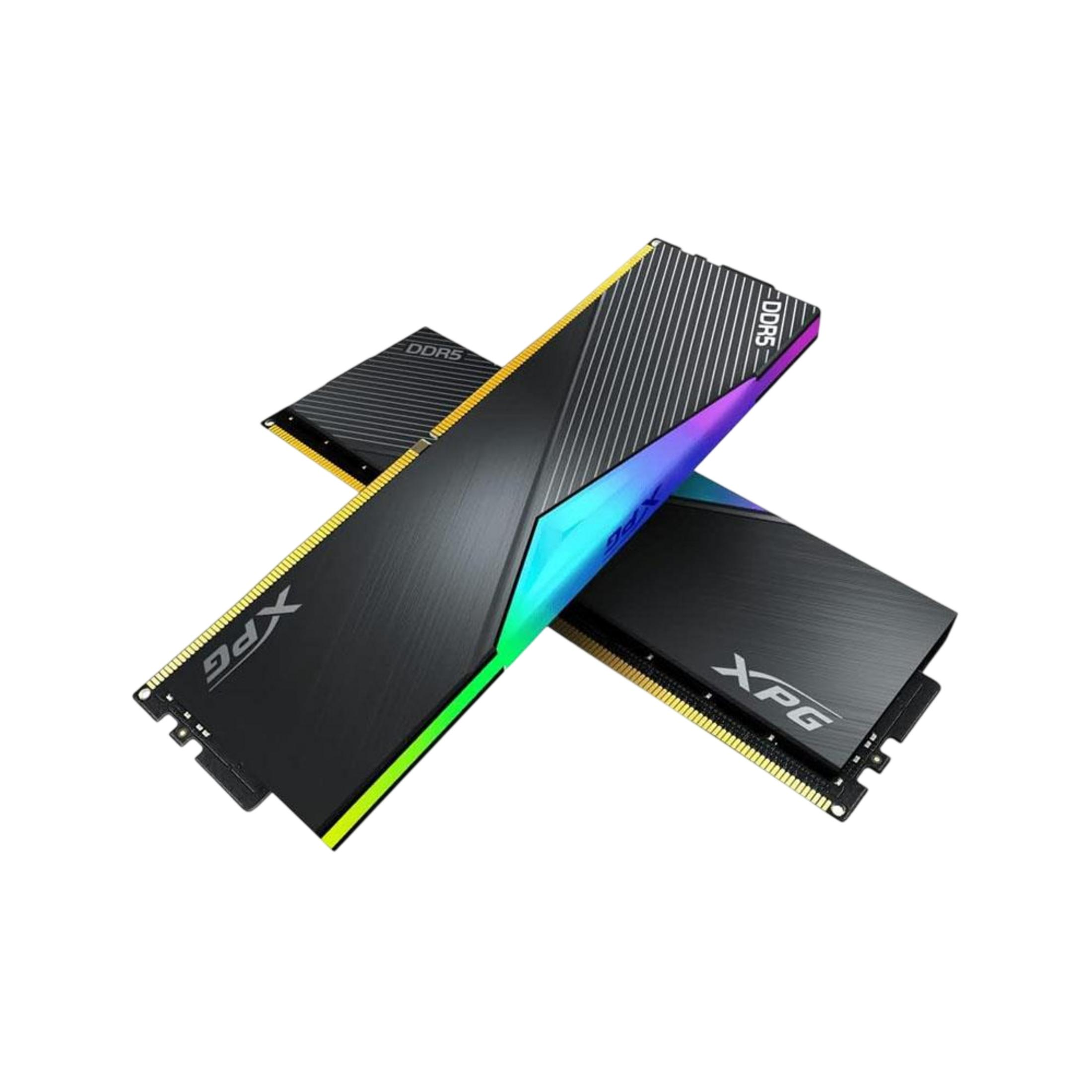 Dwa czarne moduły RAM DDR5 z oświetleniem RGB i logo XPG.