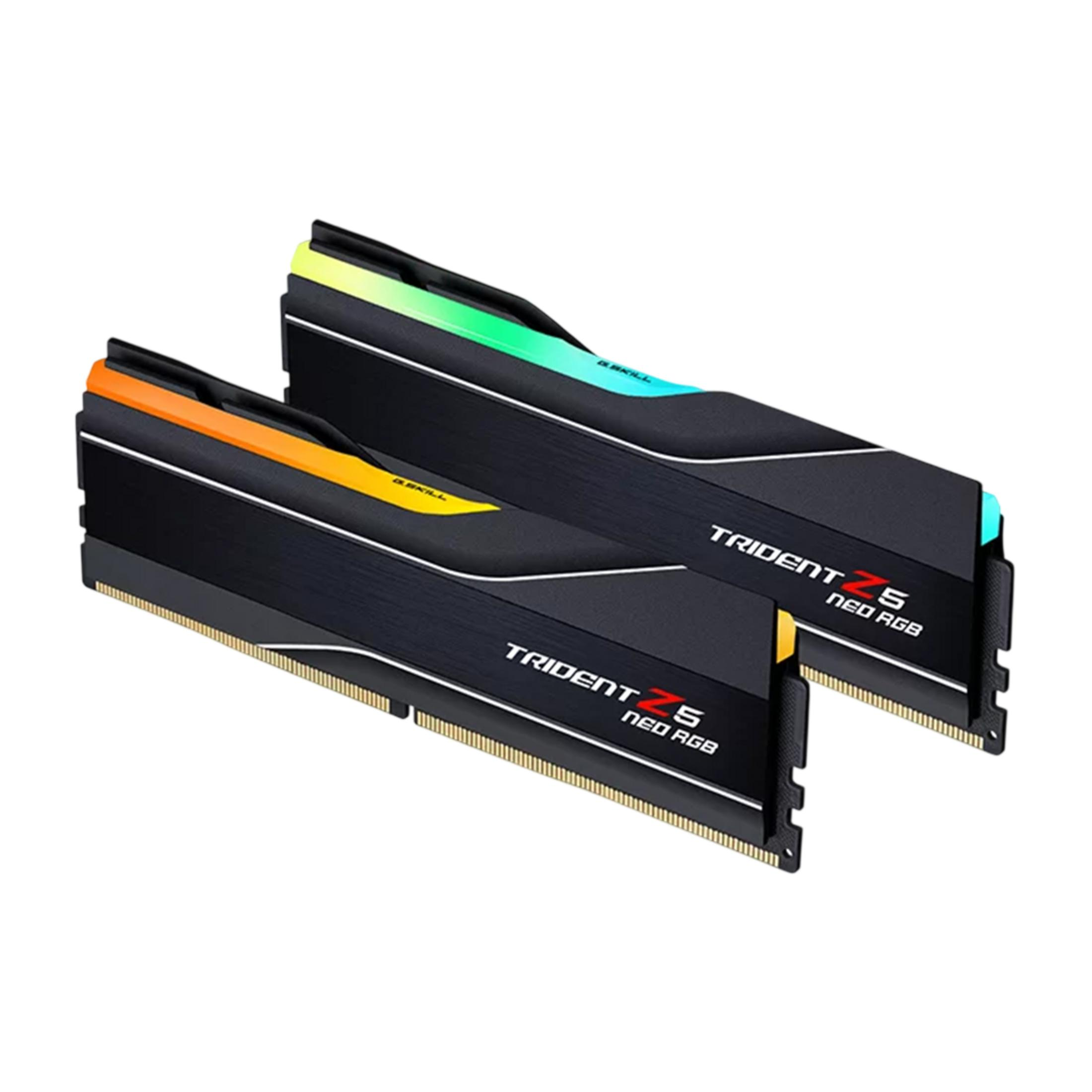 Dwa czarne moduły RAM G.Skill Trident Z5 Neo RGB z pomarańczowym i zielonym podświetleniem.