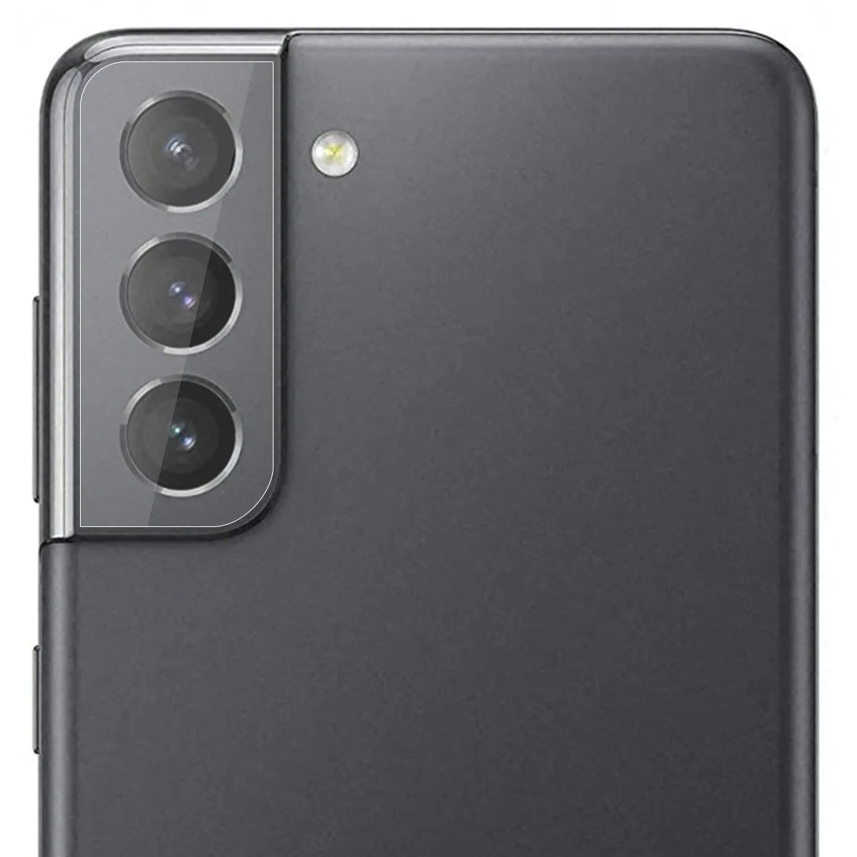 Primo piano del retro di uno smartphone scuro con tre obiettivi e flash.
