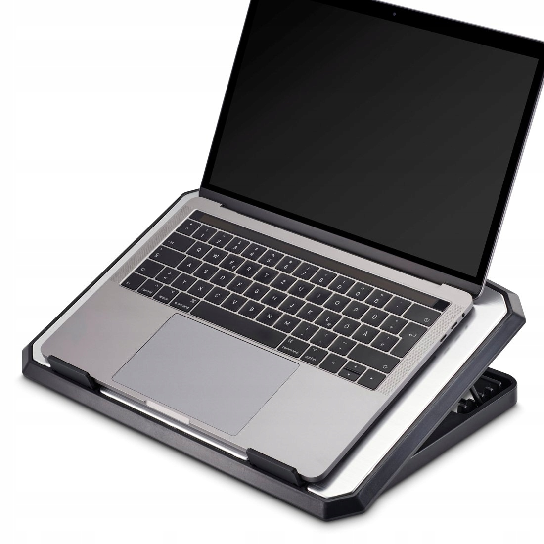 Srebrny laptop z czarną klawiaturą spoczywa na czarnej podstawie chłodzącej.