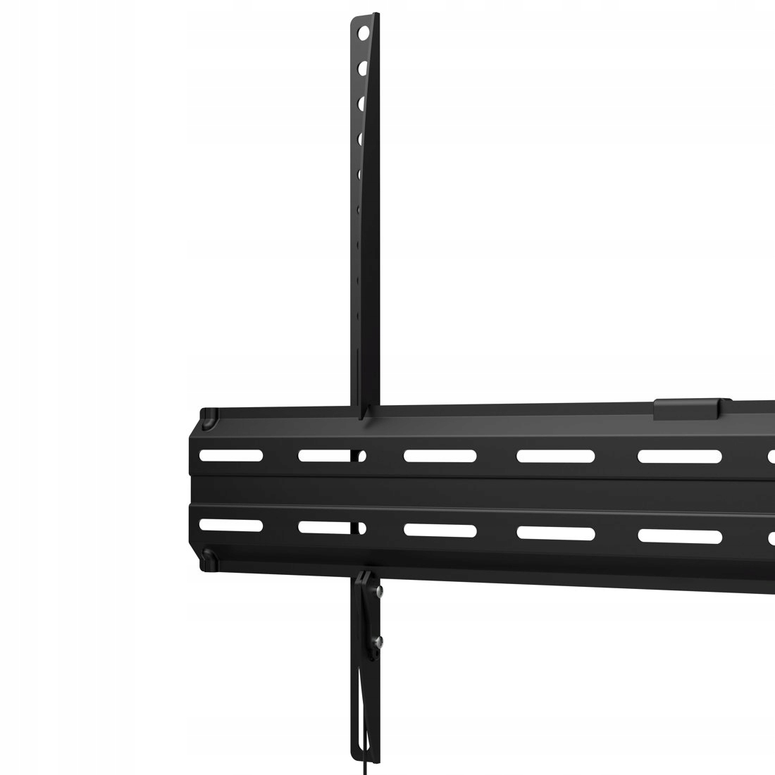 Czarny metalowy uchwyt z otworami i szczelinami, na białym tle.