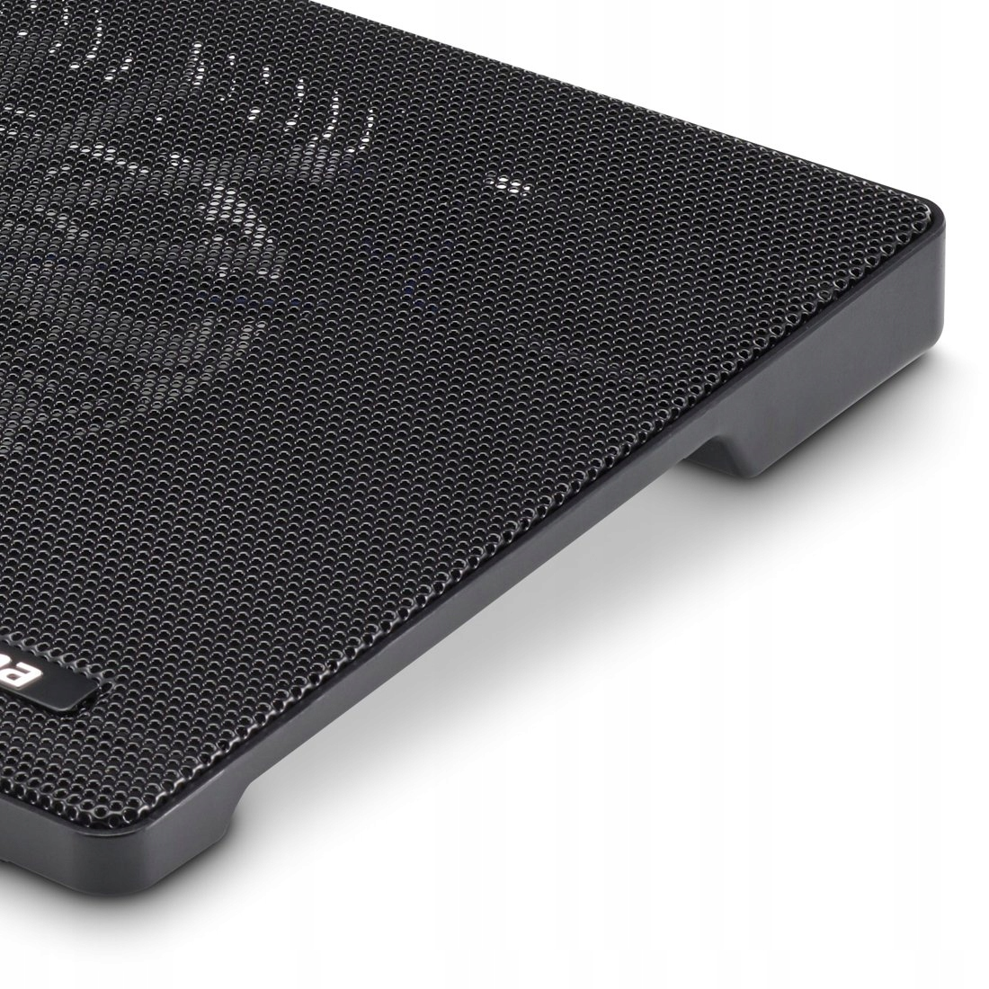 Czarna podkładka chłodząca do laptopa z perforowaną powierzchnią.