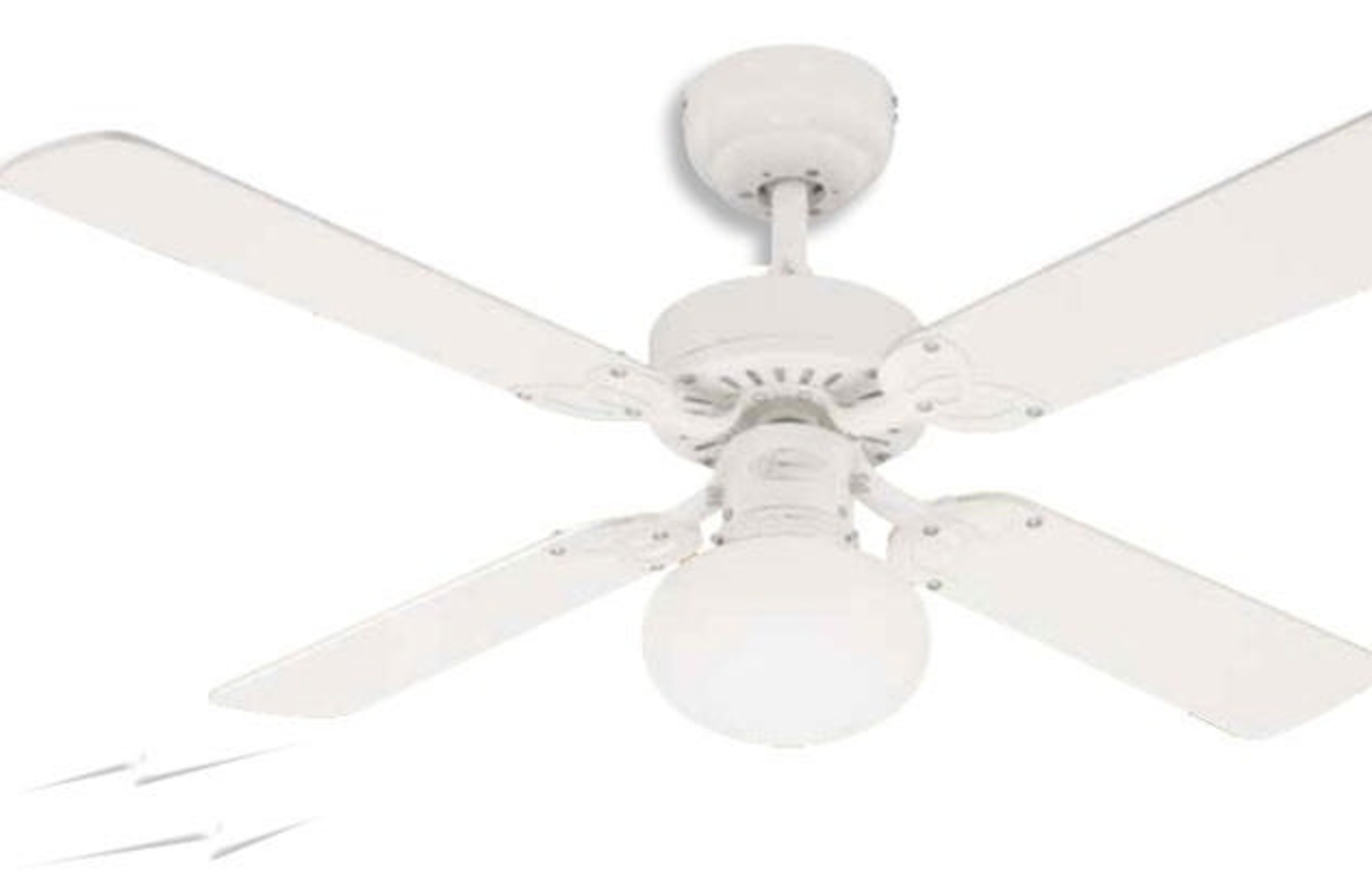 Ein weißer Deckenventilator mit vier Flügeln und einer kugelförmigen Leuchte in der Mitte, vor einem schlichten weißen Hintergrund.