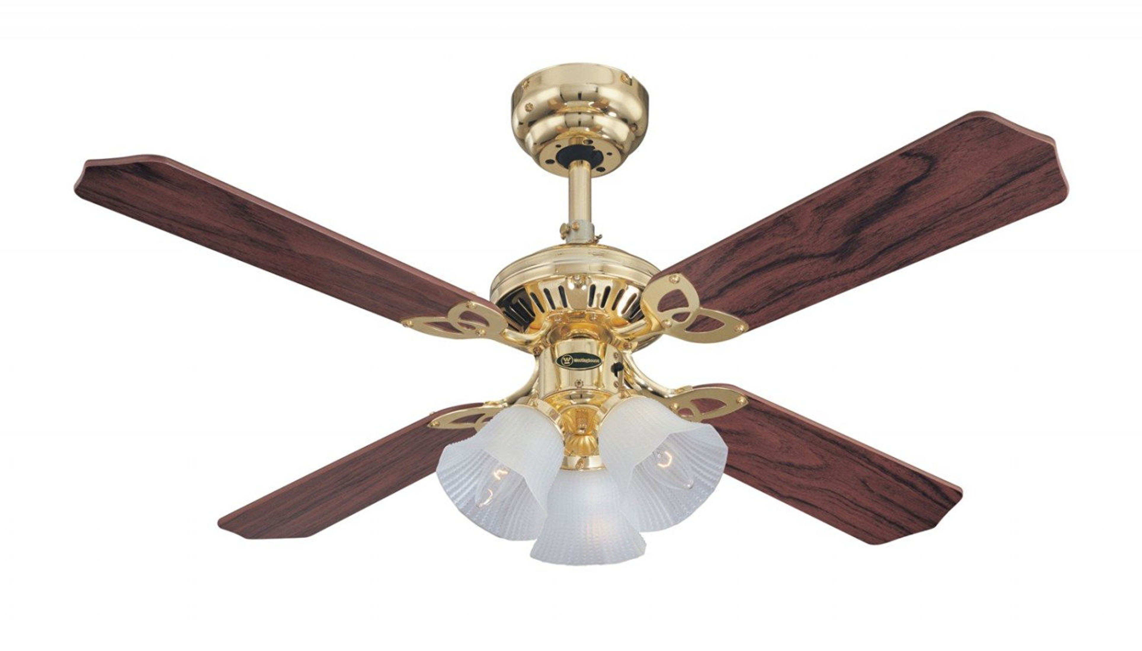 Ventilatore da soffitto con corpo in ottone, pale in legno e tre paralumi in vetro.