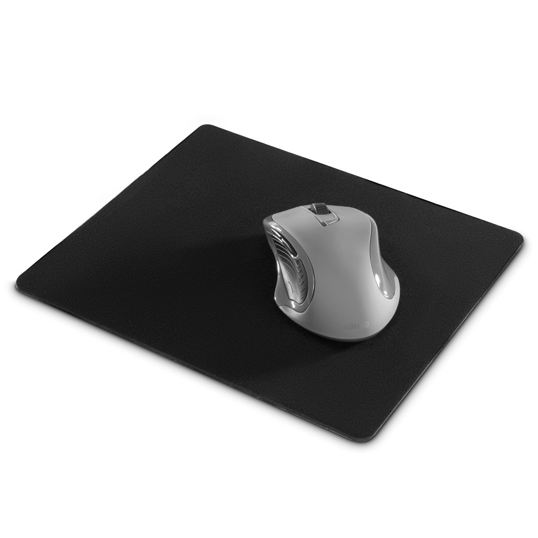 Srebrna mysz spoczywa na czarnej podkładce.