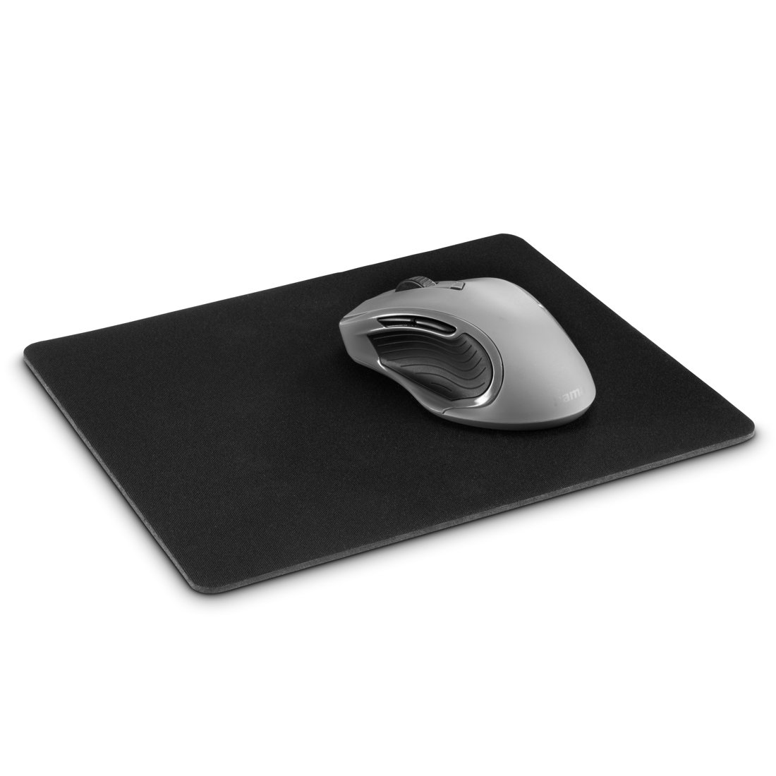 Szara mysz komputerowa leży na czarnej podkładce.