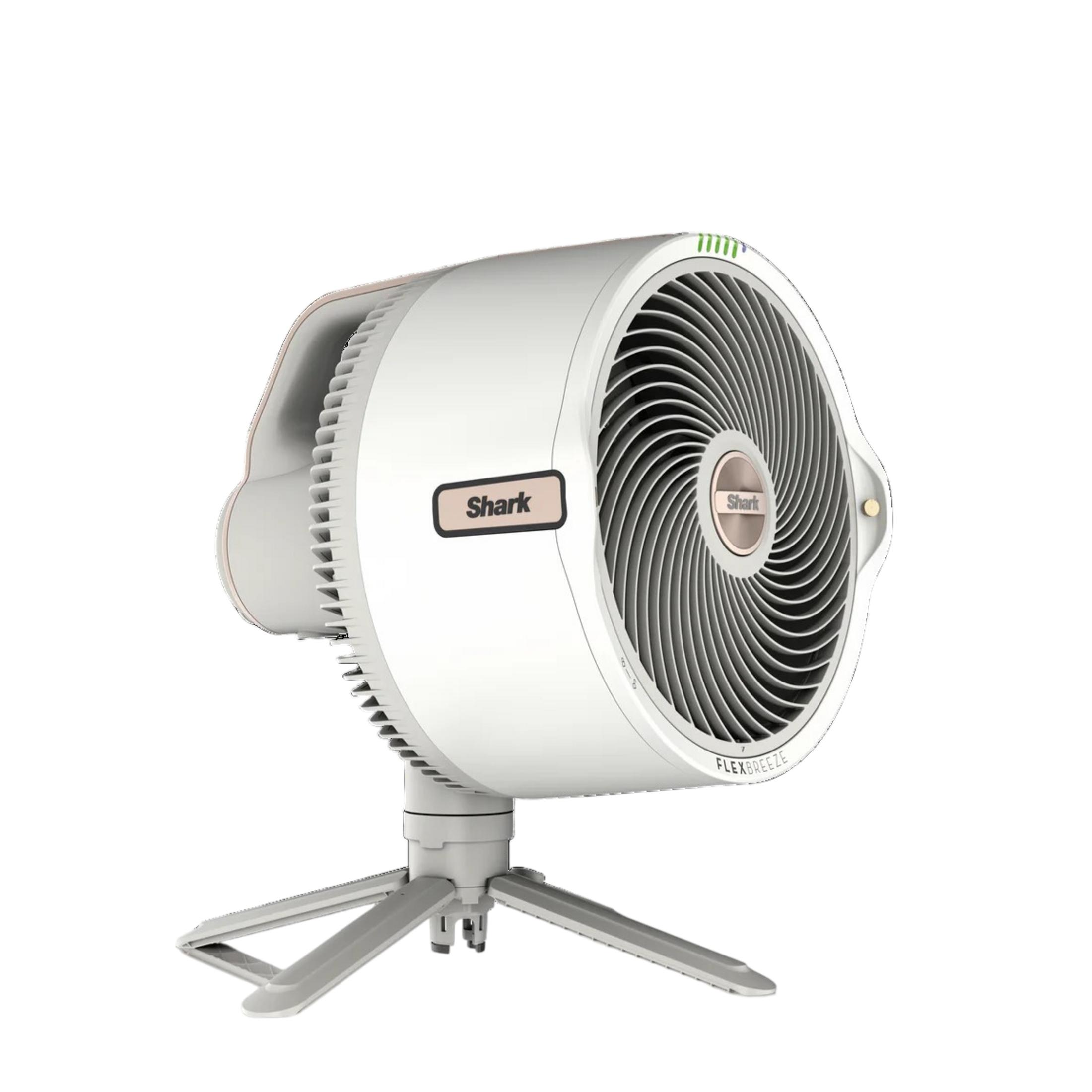 Ein weißer Shark FlexBreeze Ventilator mit silbernem Stativ steht isoliert.