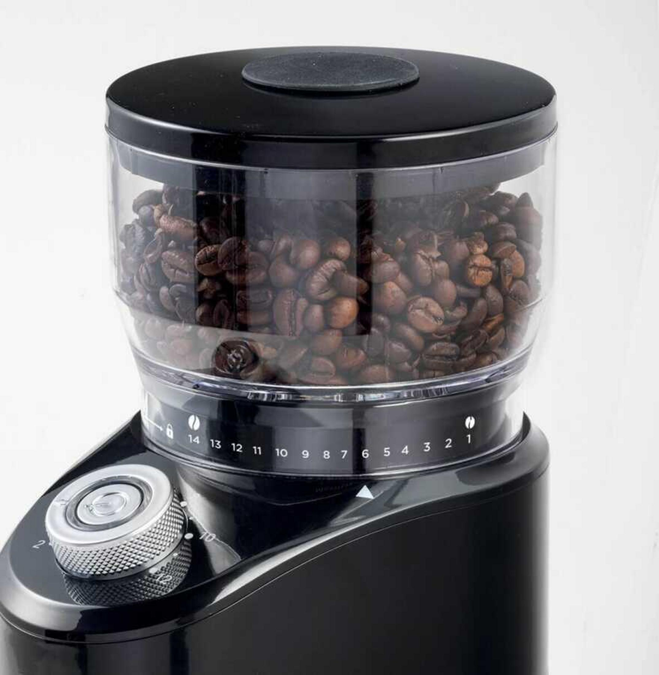 Schwarzer Kaffeemühle mit klarem Behälter voller Bohnen und Einstellrad.