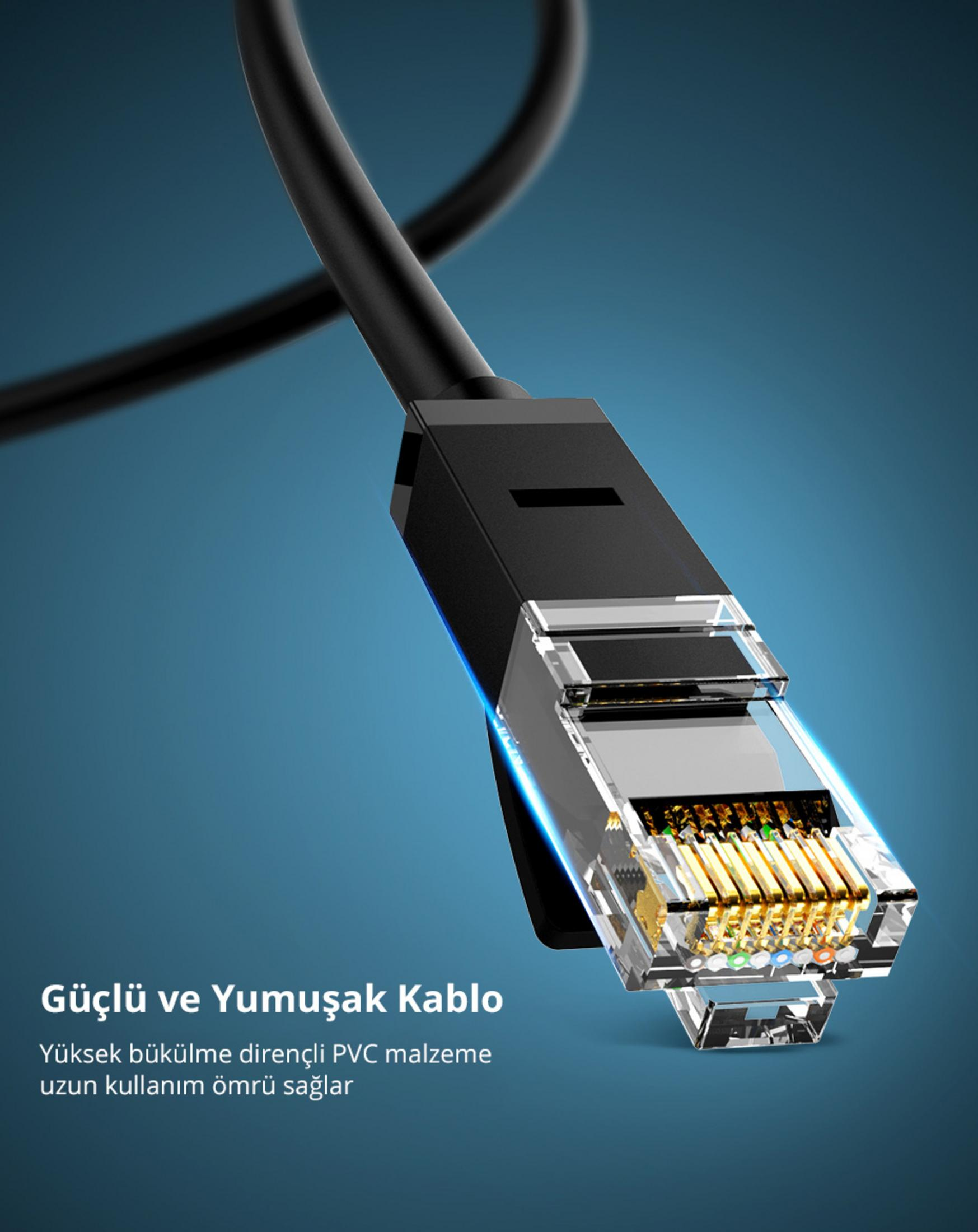 Zbliżenie czarnego kabla Ethernet z przezroczystym złączem RJ45 na niebieskim tle.