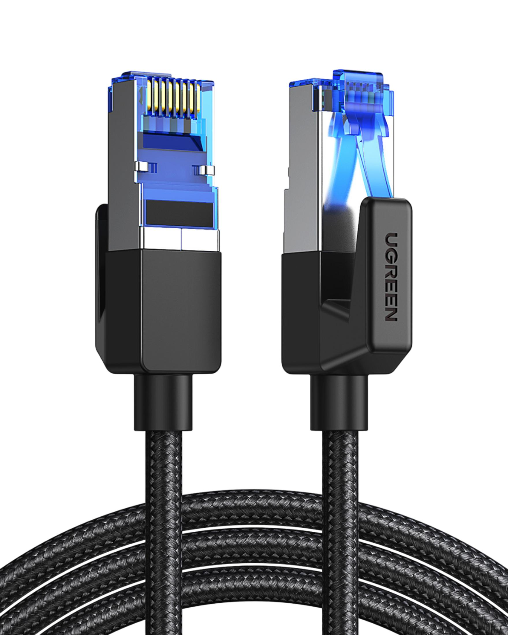 Zwei schwarze Ethernet-Kabel mit blauen Steckern auf weißem Hintergrund.