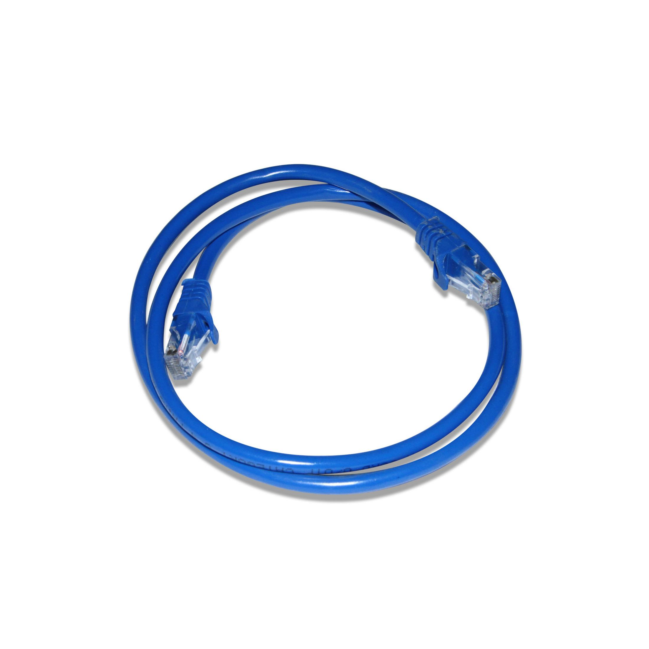 Niebieski kabel Ethernet ze złączami RJ45 leży w pętli.