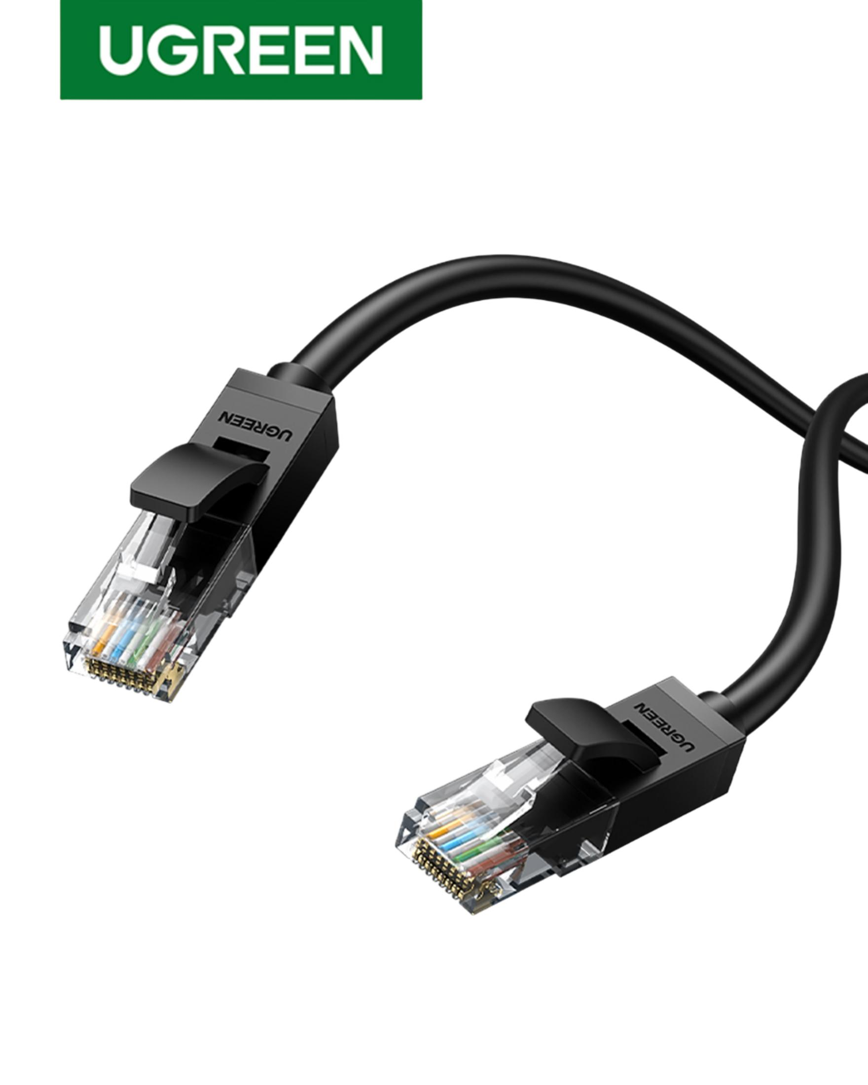 Czarny kabel Ethernet z przezroczystymi złączami i kolorowymi żyłkami.