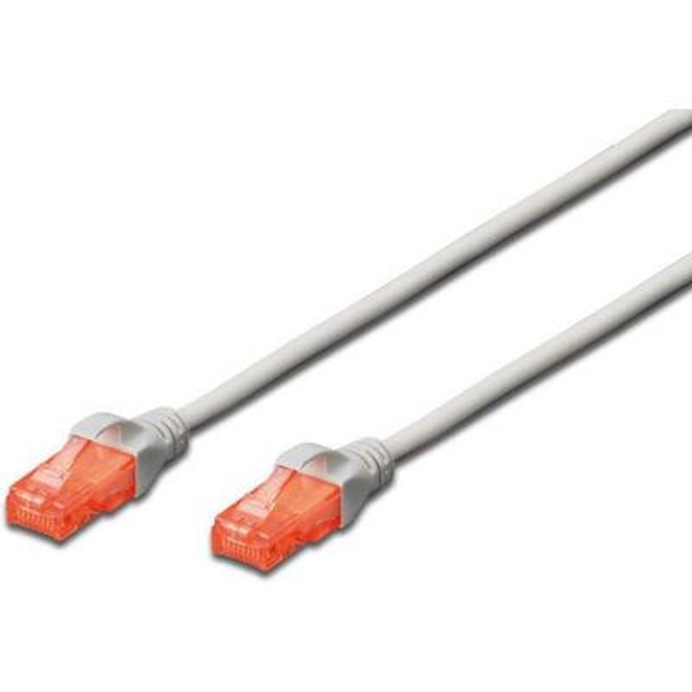 Şeffaf turuncu konektörlü beyaz ethernet kablosu.