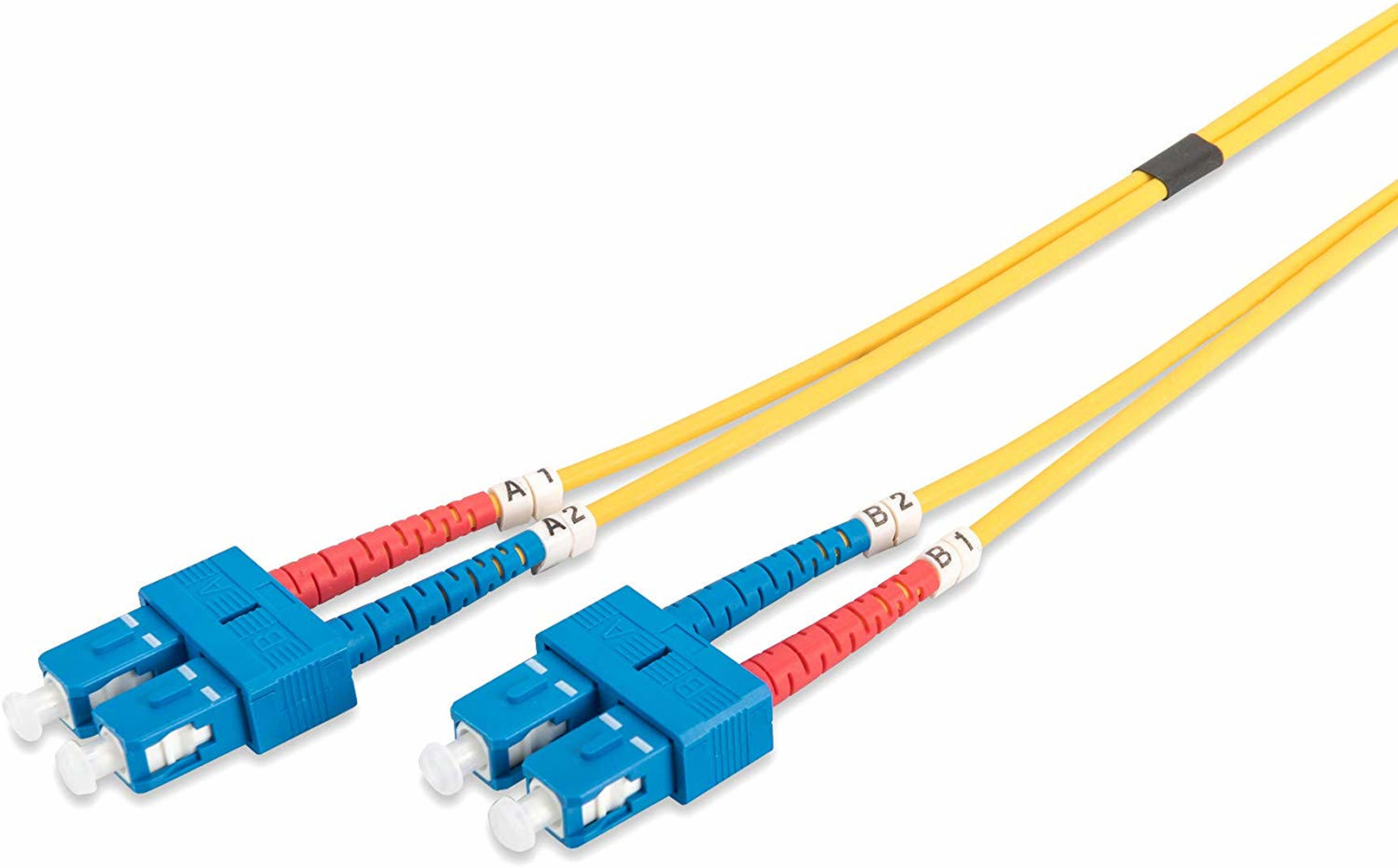 Twee gele glasvezelkabels met blauwe en rode SC-connectoren, gelabeld A1/A2 en B1/B2.