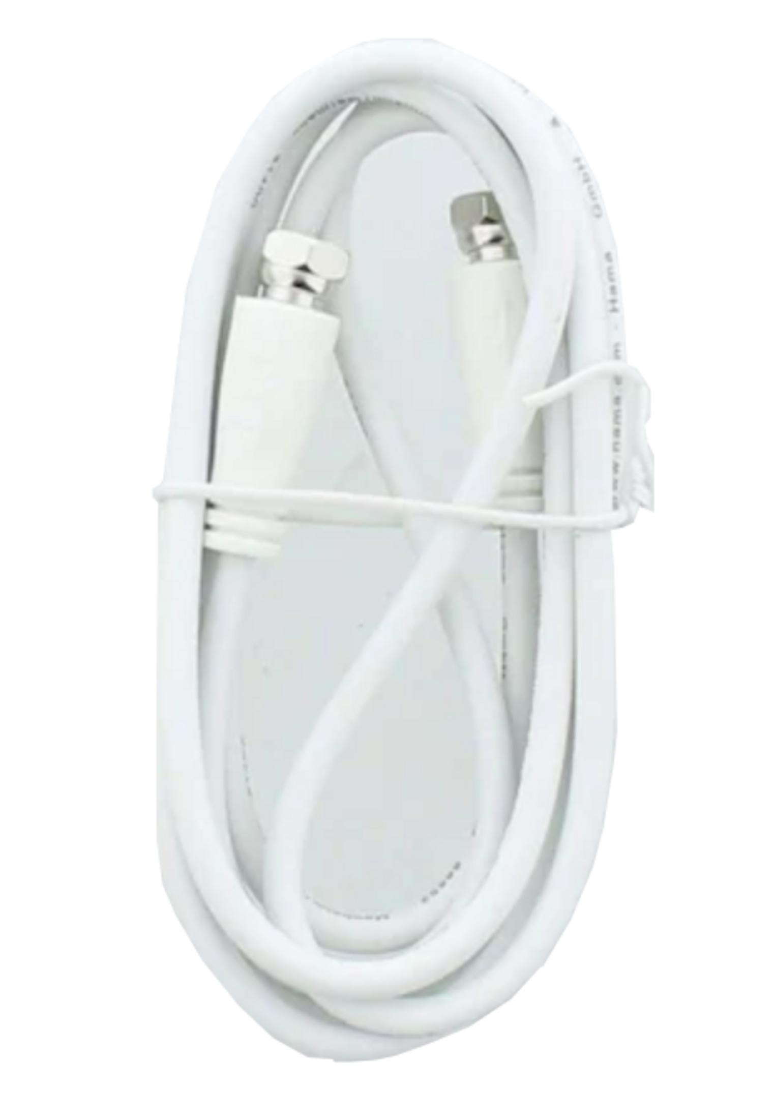 Een witte coaxkabel met metalen connectoren, opgerold en vastgezet met een elastiek.