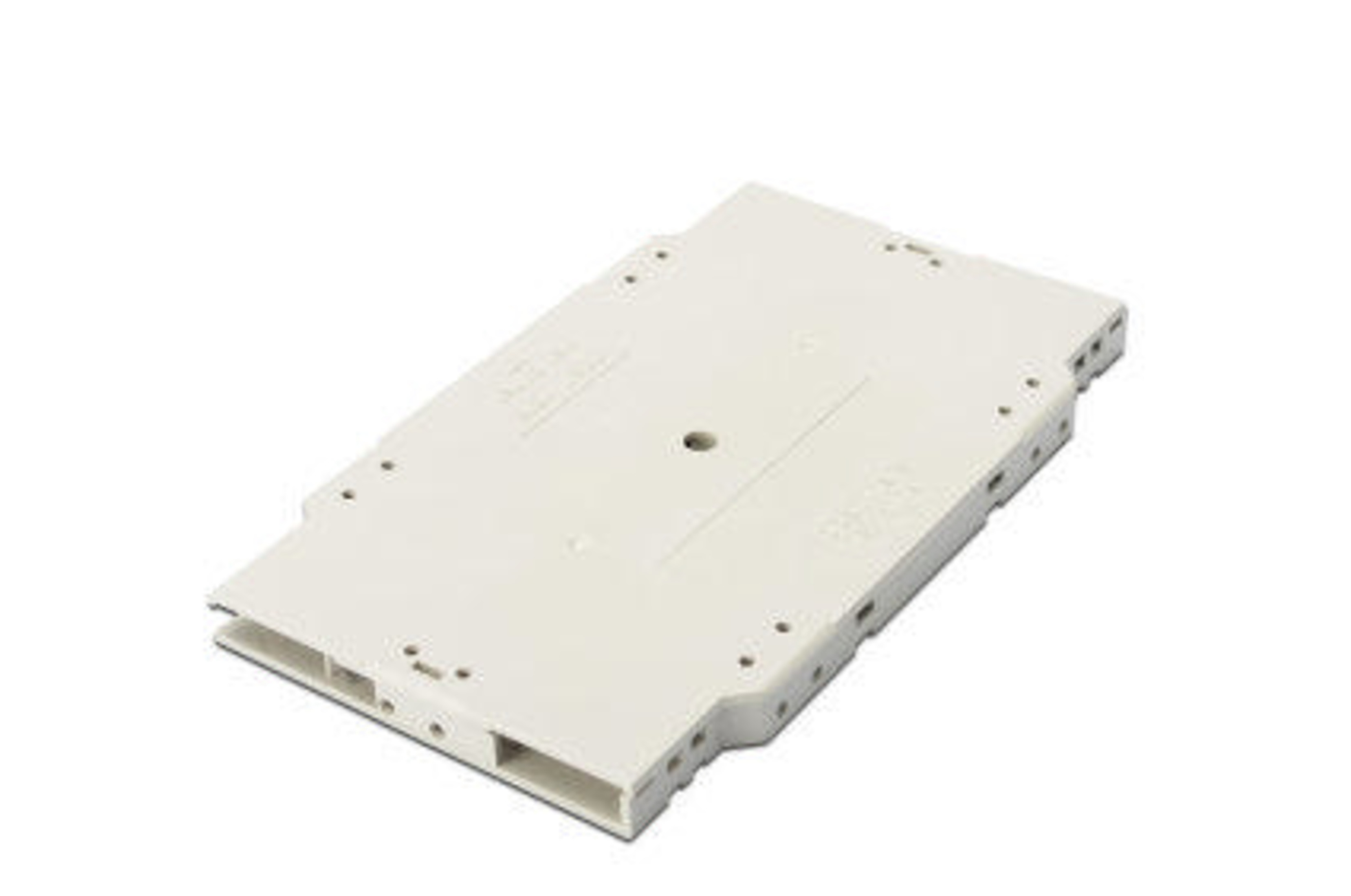 Un adattatore rettangolare in plastica beige con fessure e fori.