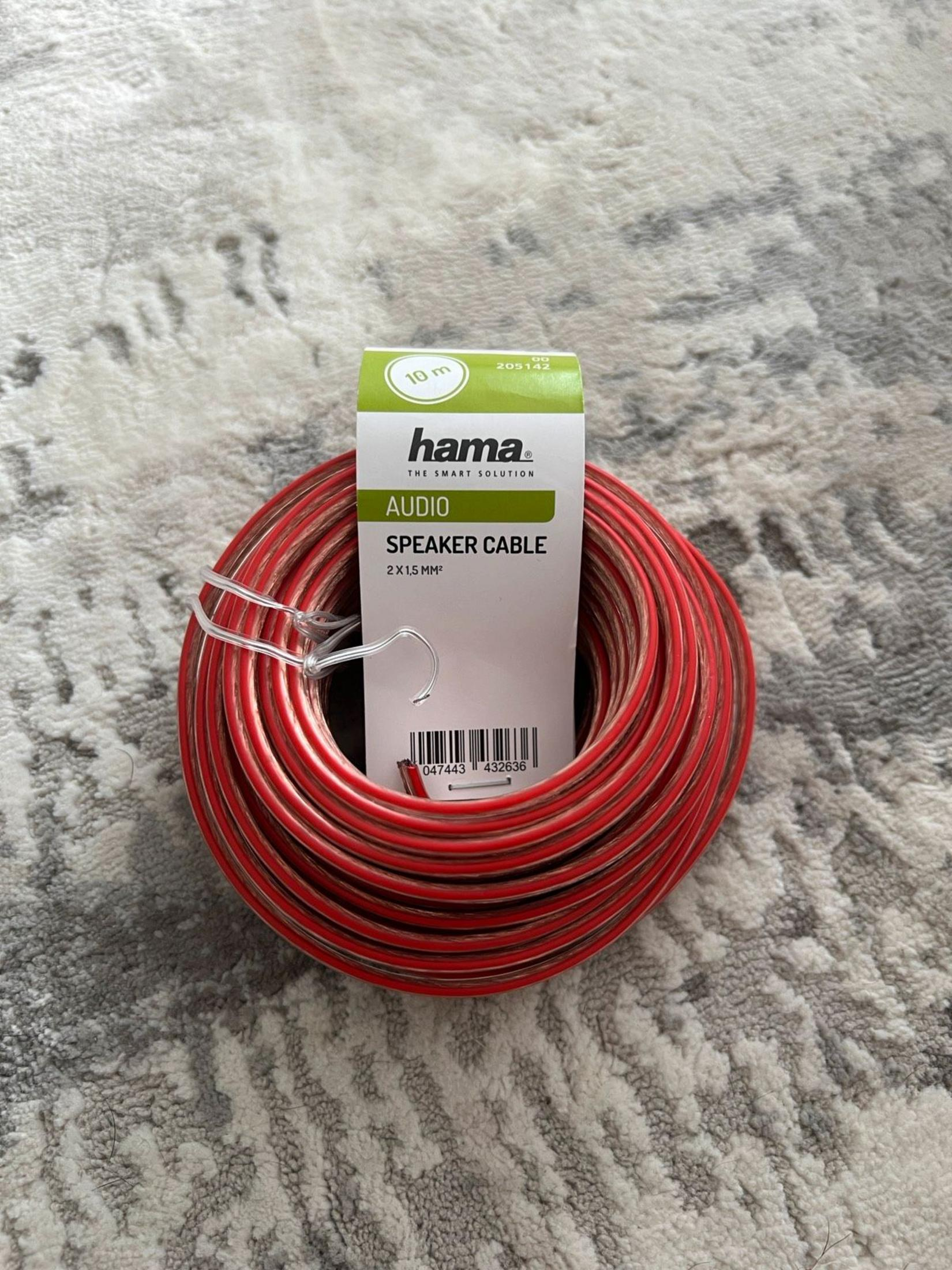 Rode Hama luidsprekerkabel, 10m, 2x1,5mm², op een kleed.