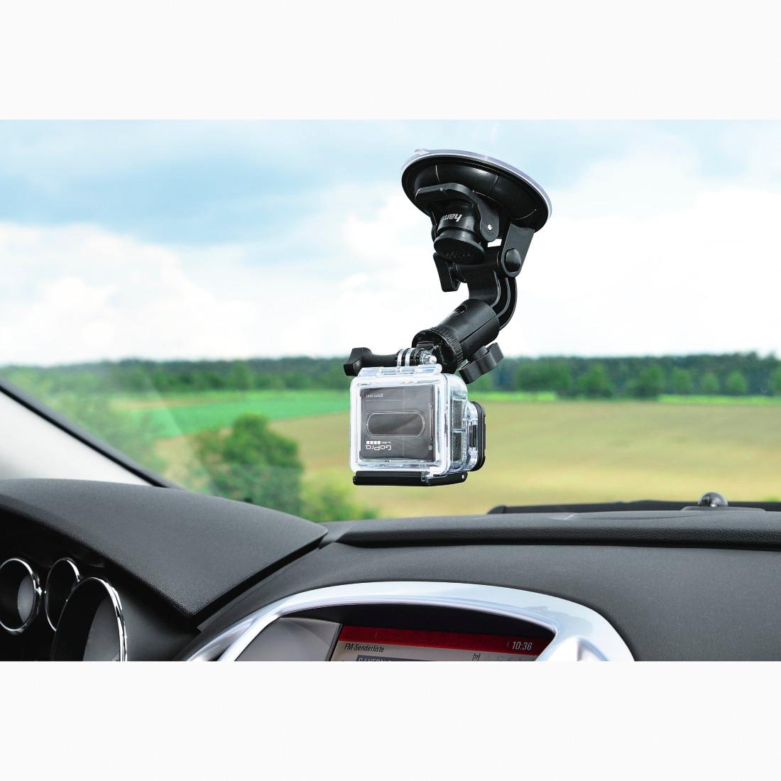 Cámara GoPro en soporte de parabrisas de coche, vista del paisaje.
