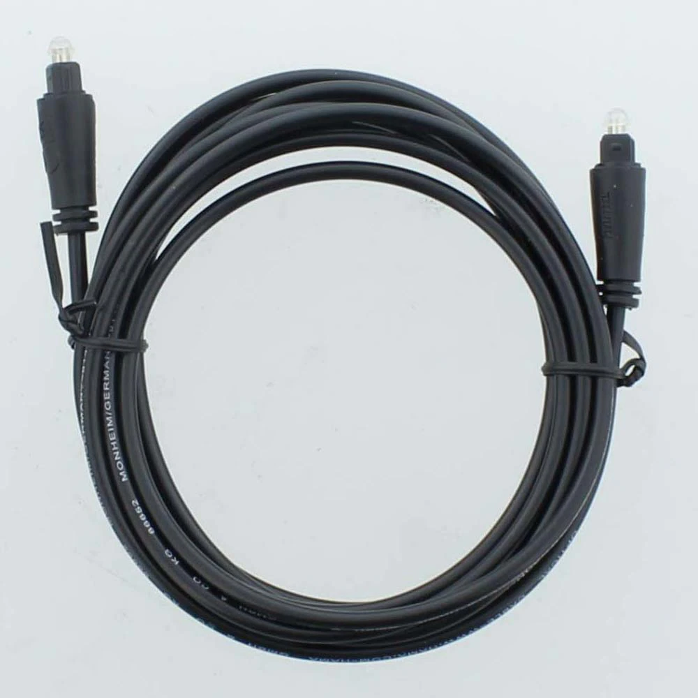 Ein schwarzes optisches Audiokabel, kreisförmig aufgerollt, mit transparenten Spitzen an beiden Enden, vor weißem Hintergrund.