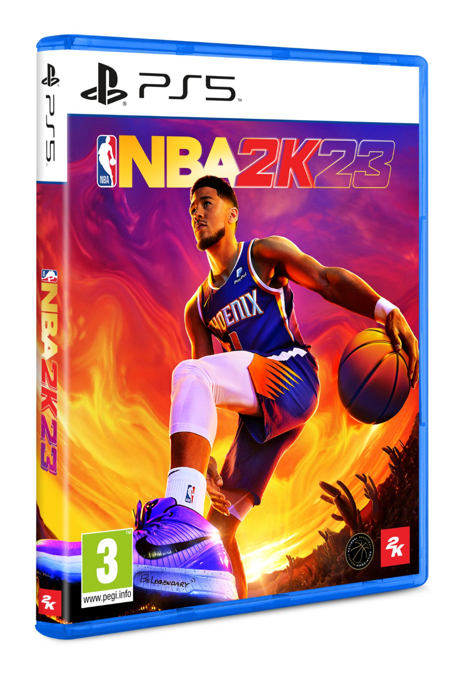 NBA 2K23 PS5 Hülle: Spieler Devin Booker im Korbwurf, Hintergrund Flammen und Wüste.