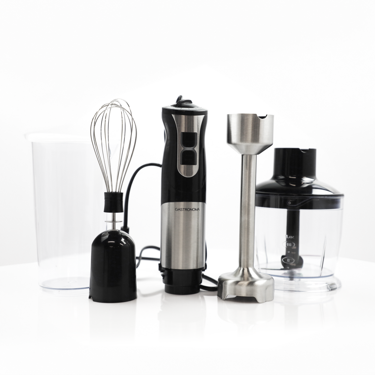 Zestaw blendera ręcznego z akcesoriami na białym tle.