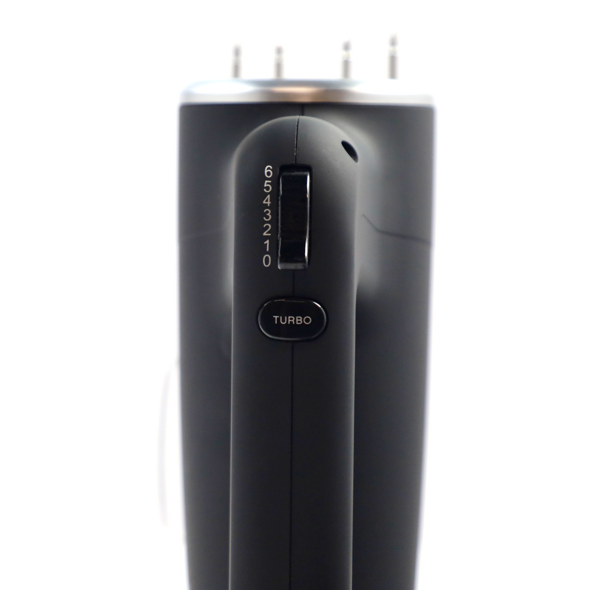 Zbliżenie czarnego miksera ręcznego z pokrętłem prędkości 0-6 i przyciskiem turbo.