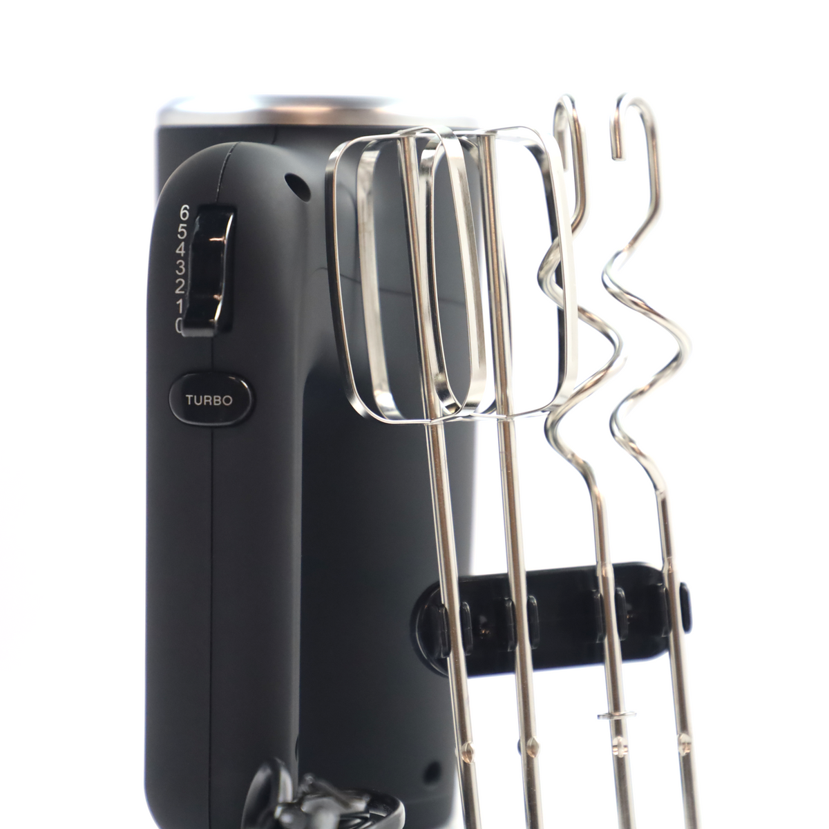 Czarny mikser ręczny z metalowymi mieszadłami i pokrętłem prędkości.