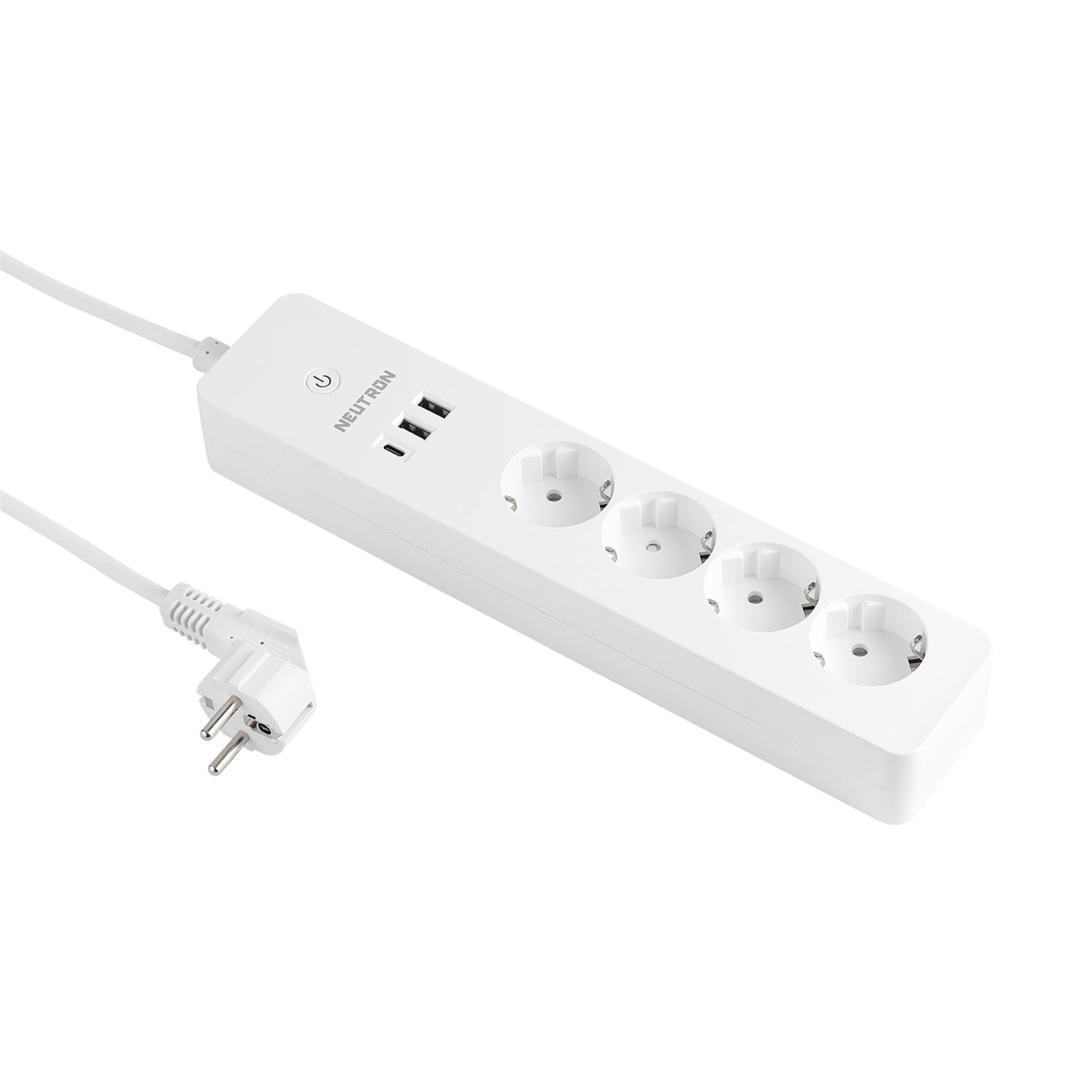 Birden fazla prize ve USB portuna sahip beyaz priz şeridi, fişli.