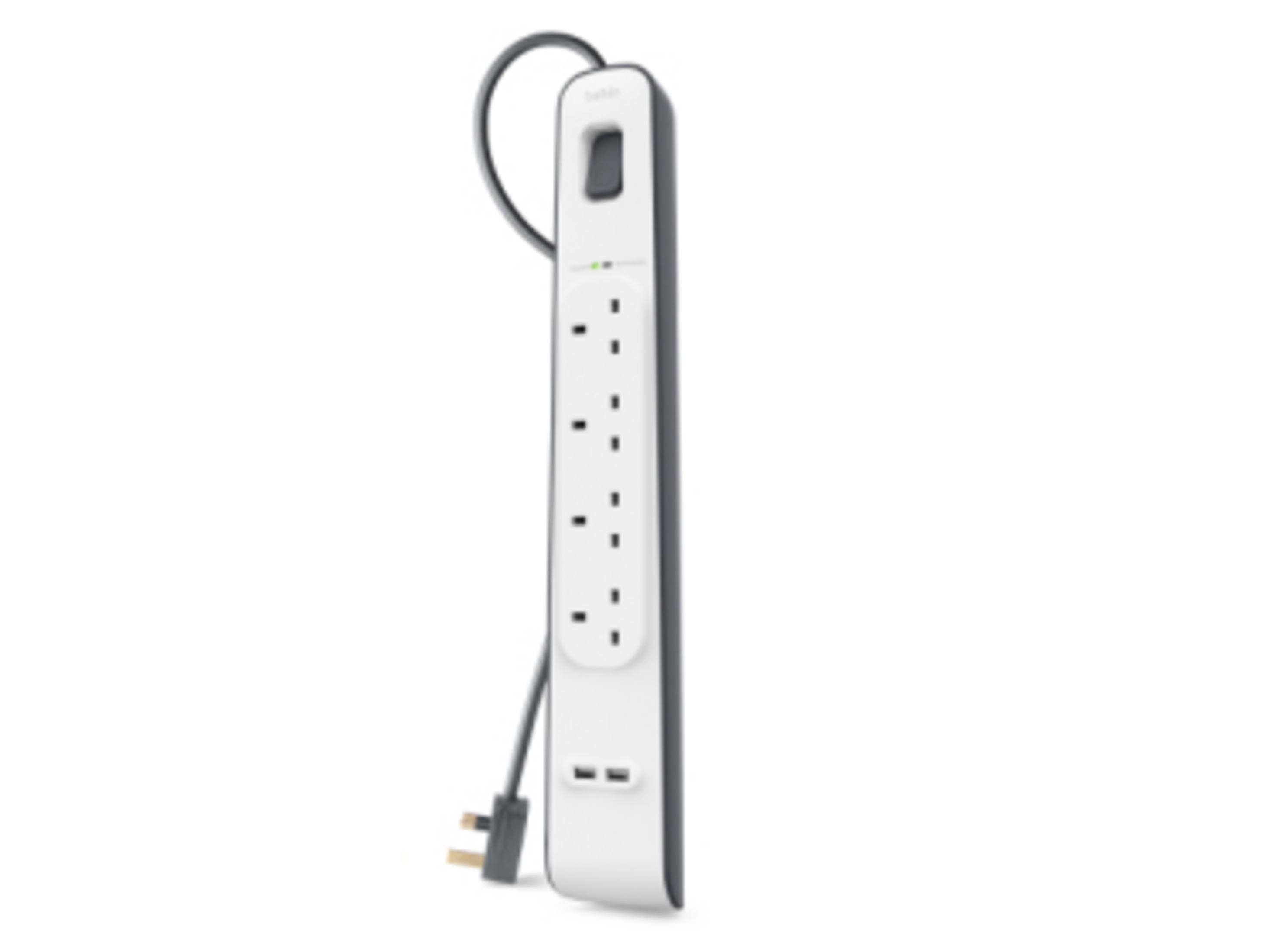 Una ciabatta bianca con porte USB e un interruttore.