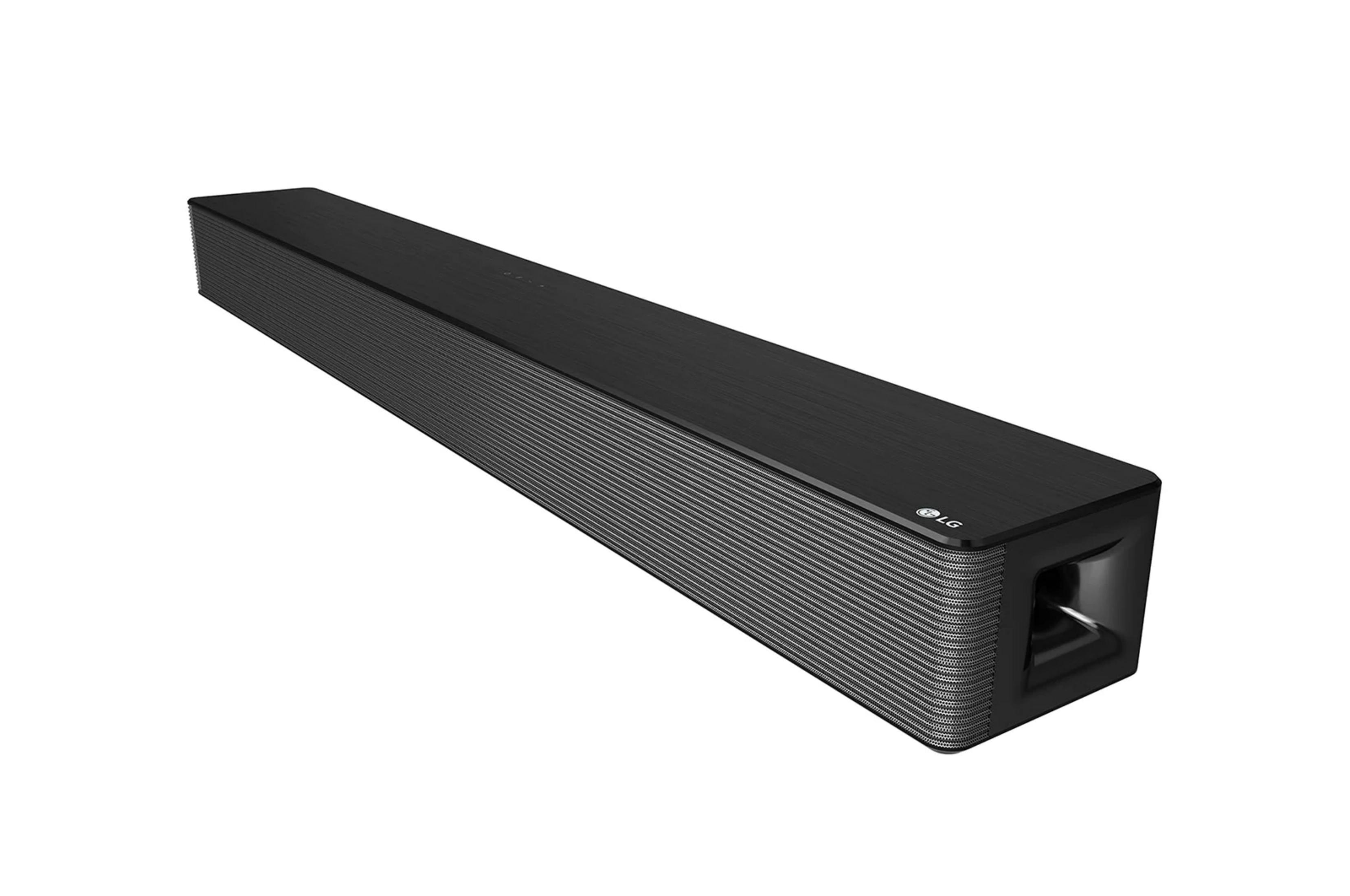 Ön yüzünde ince çıkıntılar bulunan siyah bir LG soundbar.
