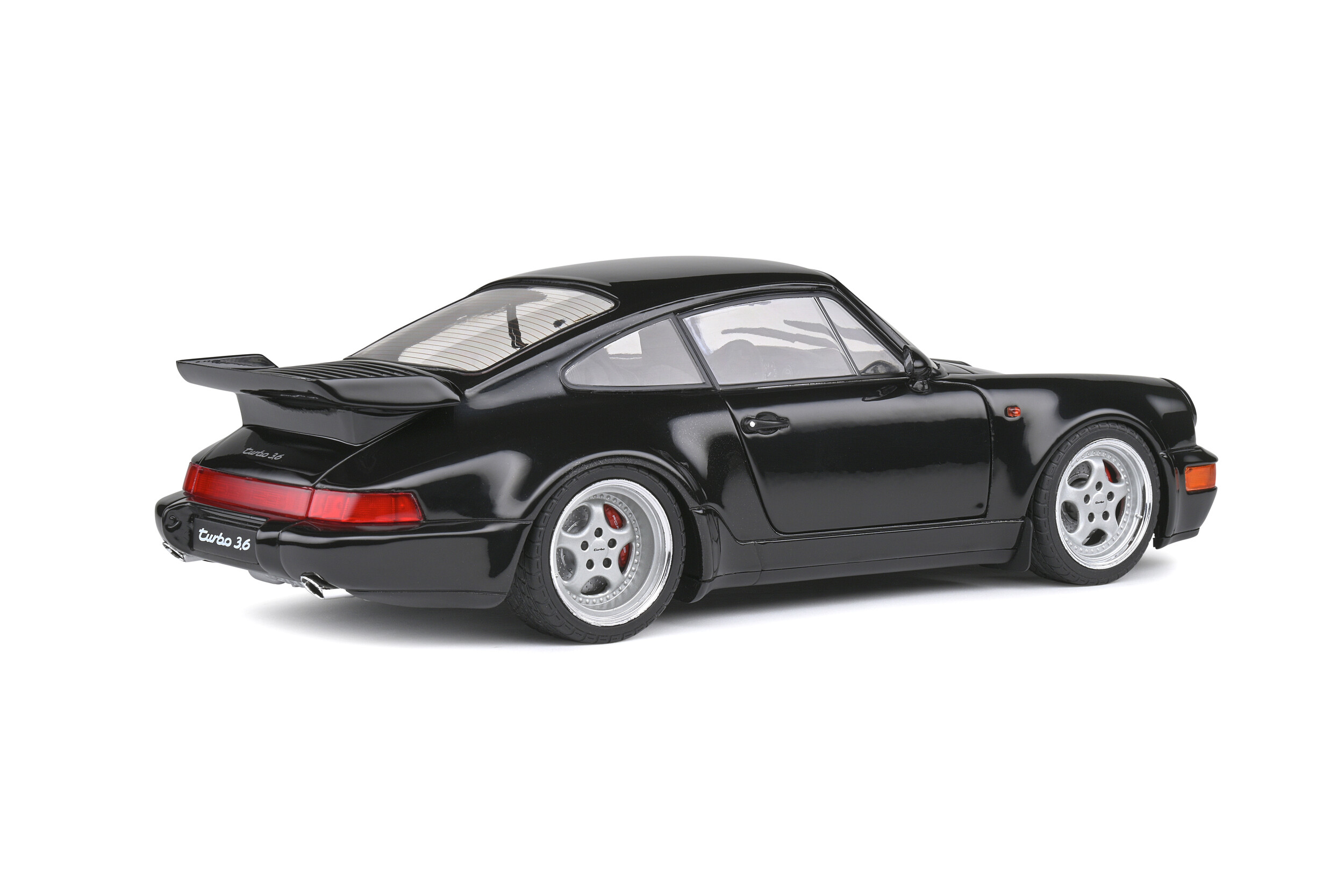 Schwarzer Porsche 911 Turbo 3.6 mit Spoiler und silbernen Felgen.