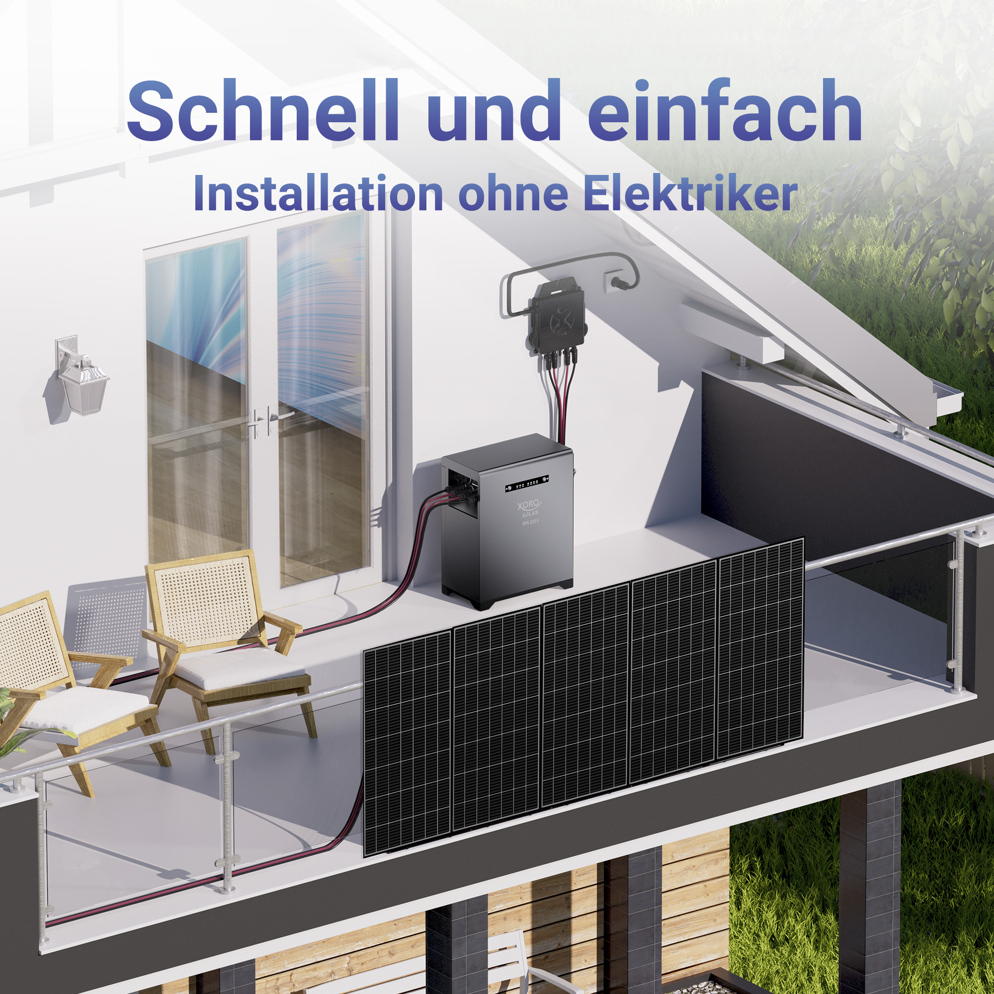 Ein Balkon mit Solarmodulen, Wechselrichter und Gartenmöbeln.