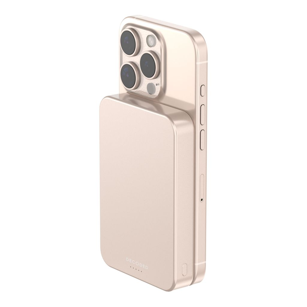 Een gouden smartphone met camera en batterijpakket. Witte achtergrond.