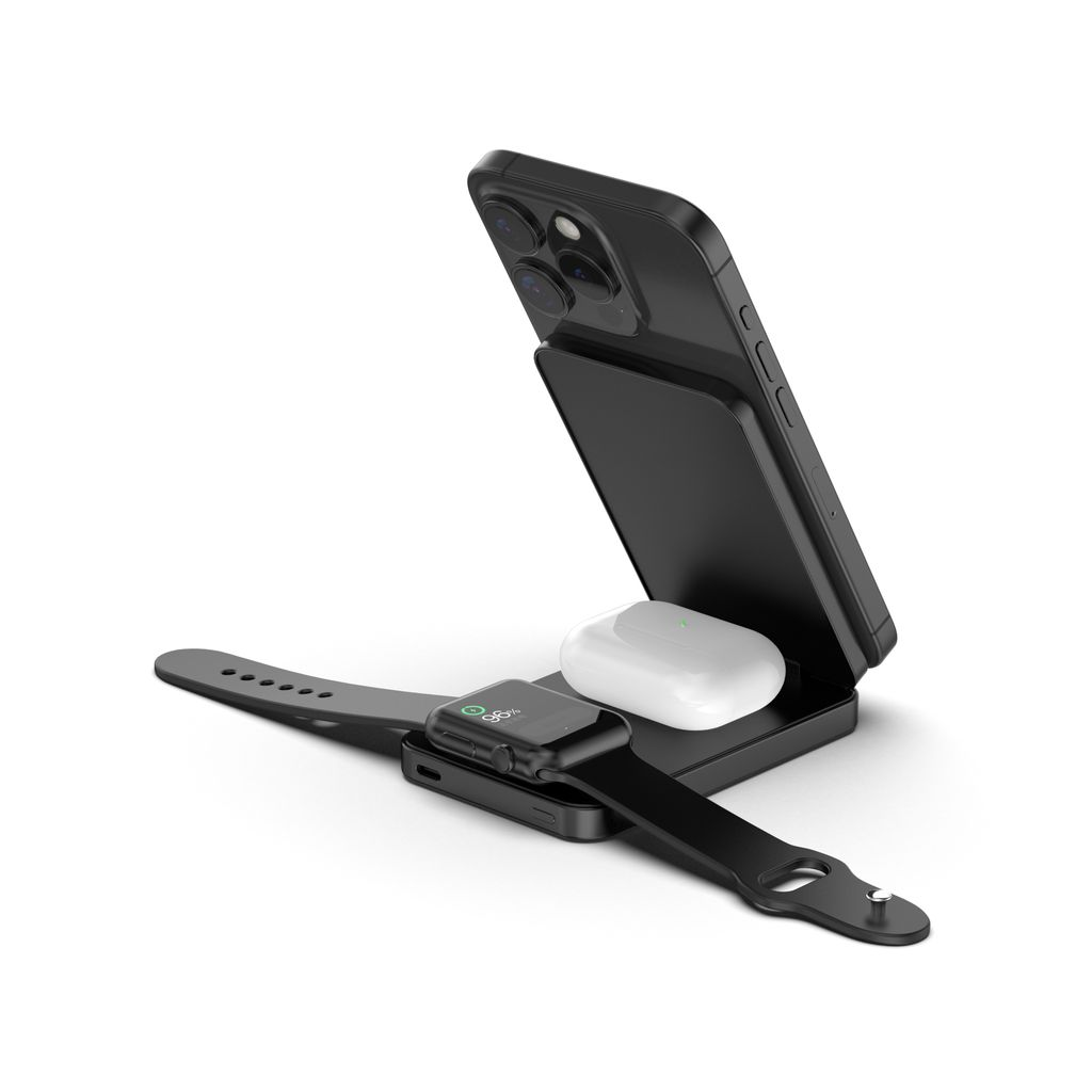 Un iPhone noir, un étui blanc pour écouteurs et une montre connectée noire sur un support de charge noir.