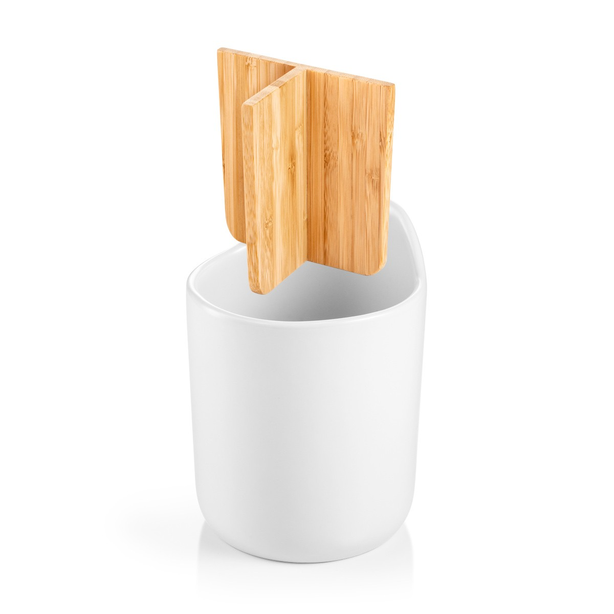 Ein weißer Becher mit Bambus-Trennwänden für Zahnbürsten.