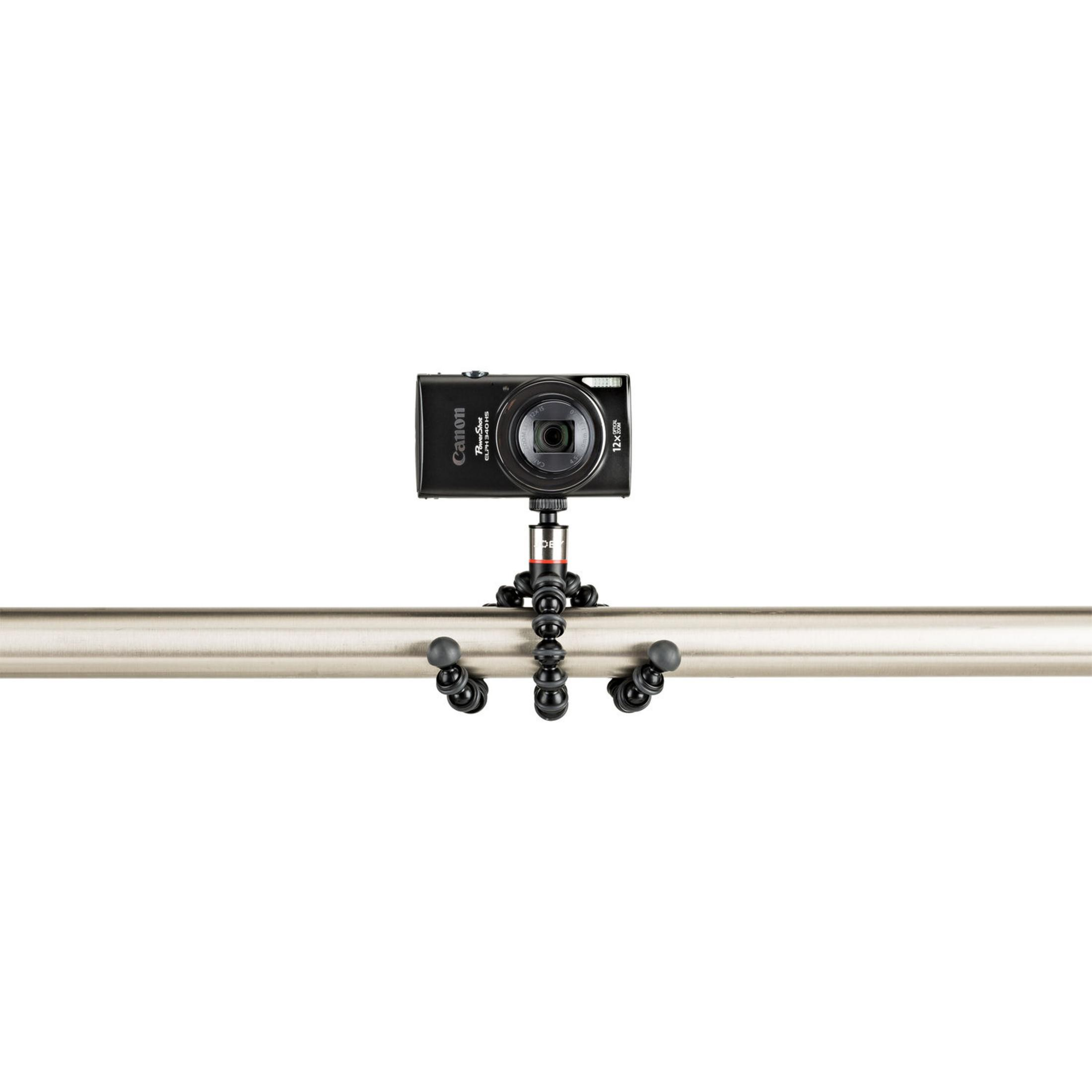 Eine schwarze Canon Digitalkamera ist auf einem flexiblen Stativ an einer Metallstange befestigt.
