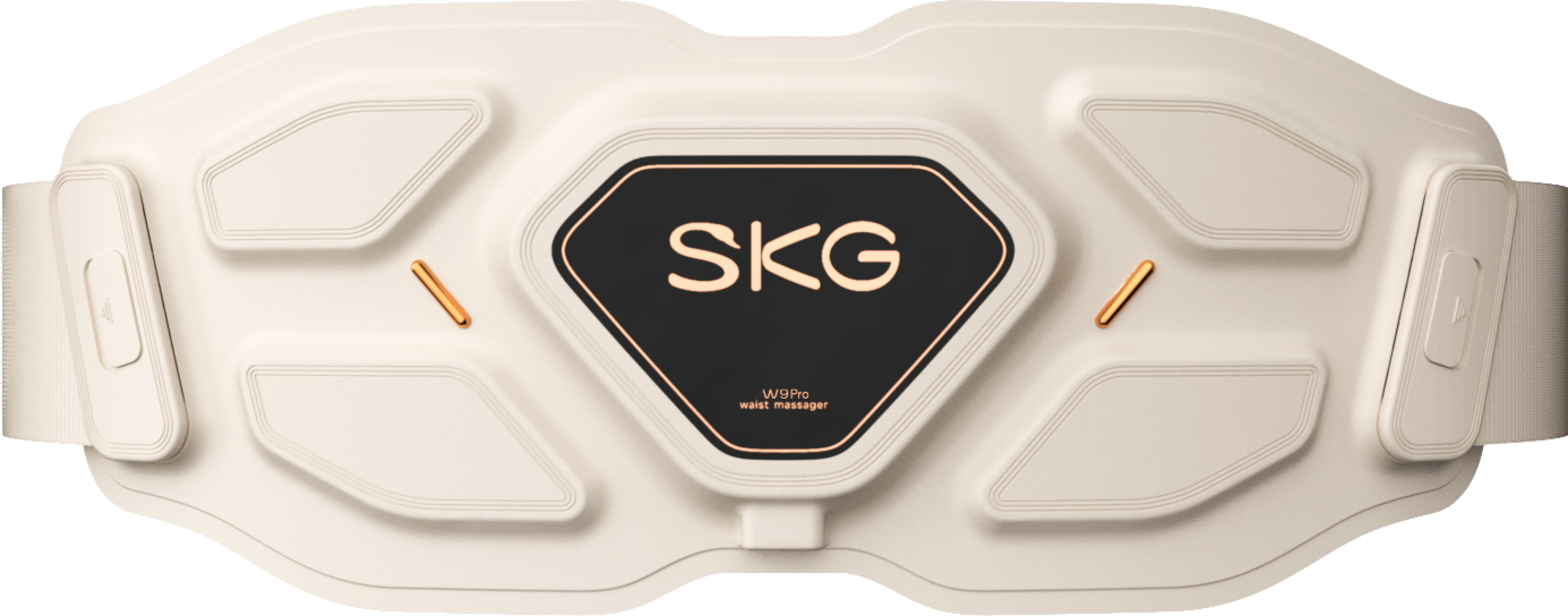 Ein weißer SKG Taillenmassageriemen mit schwarzem Emblem und goldenen Akzenten.