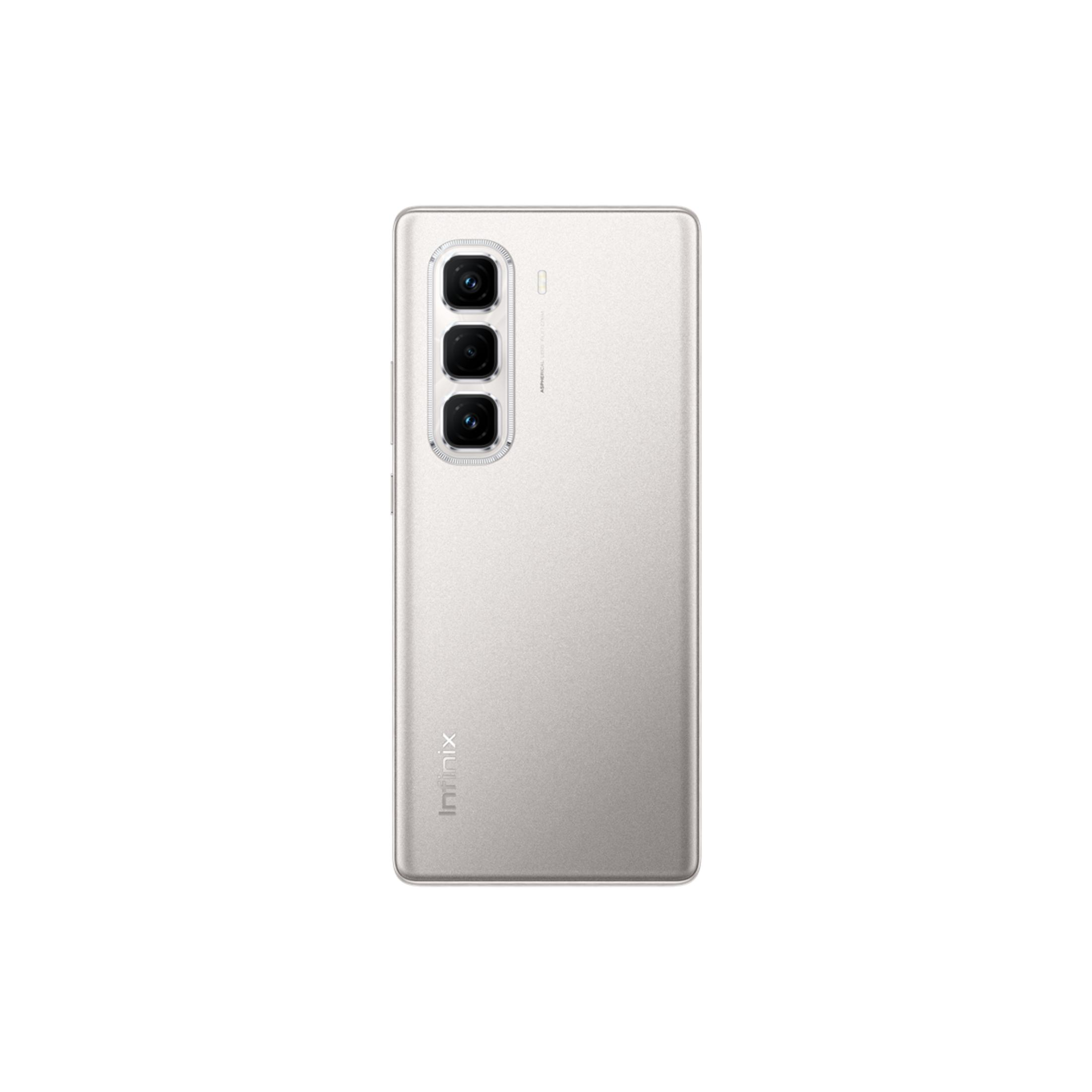 Üçlü kameraya ve Infinix logosuna sahip gümüş akıllı telefonun arkası.