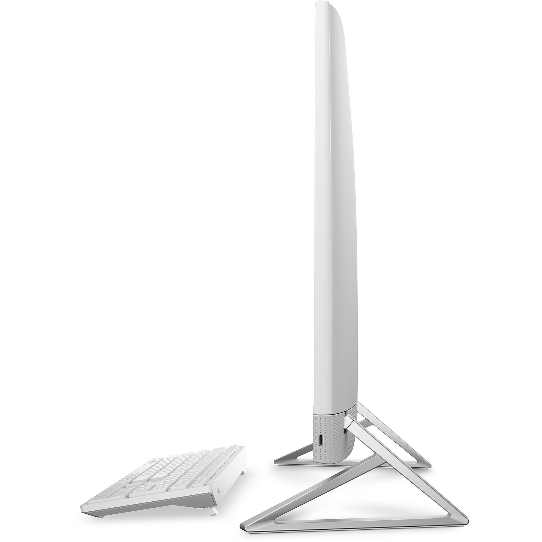 Un computer all-in-one bianco con supporto argento e tastiera su sfondo bianco.