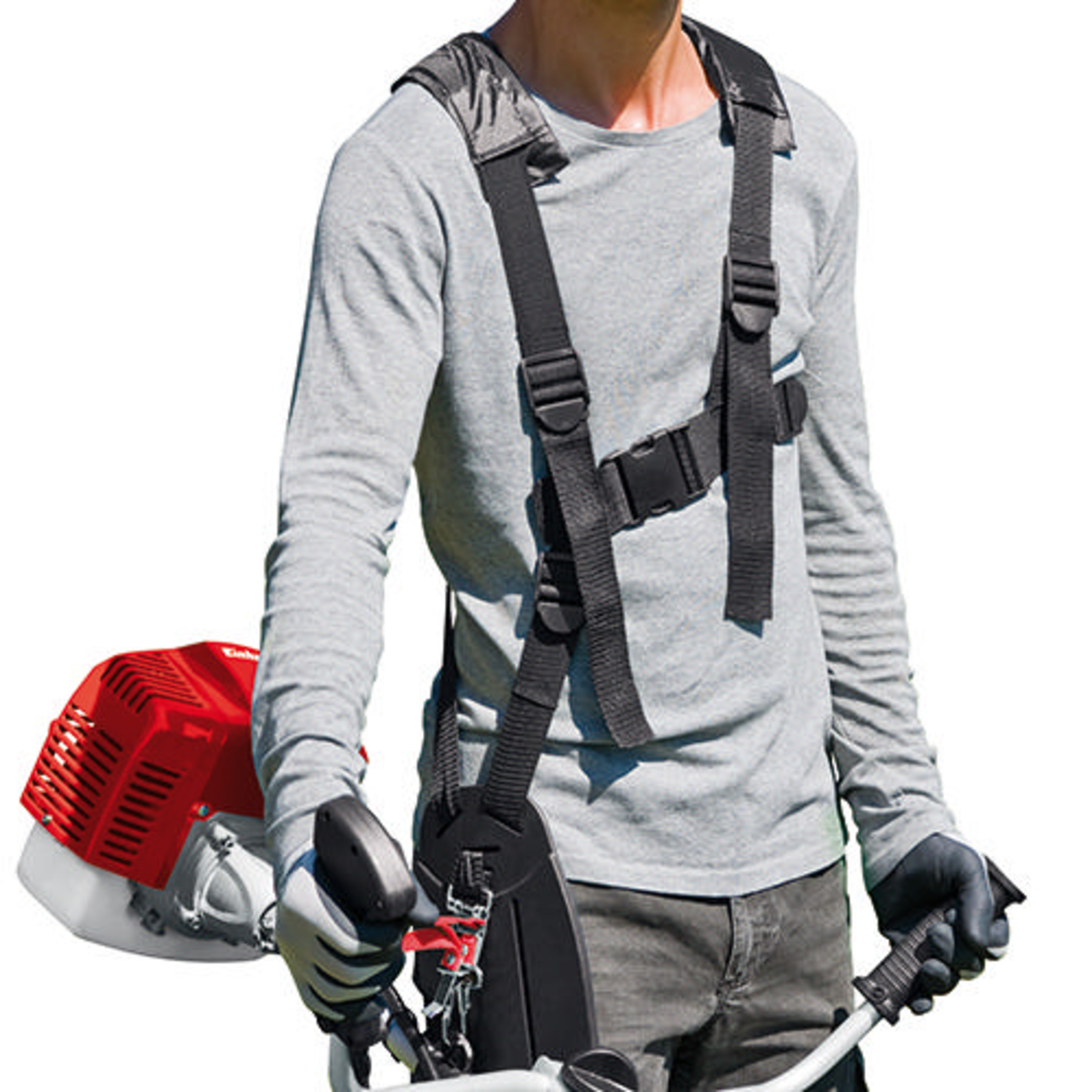Hombre con camisa gris, arnés y desbrozadora roja y blanca.