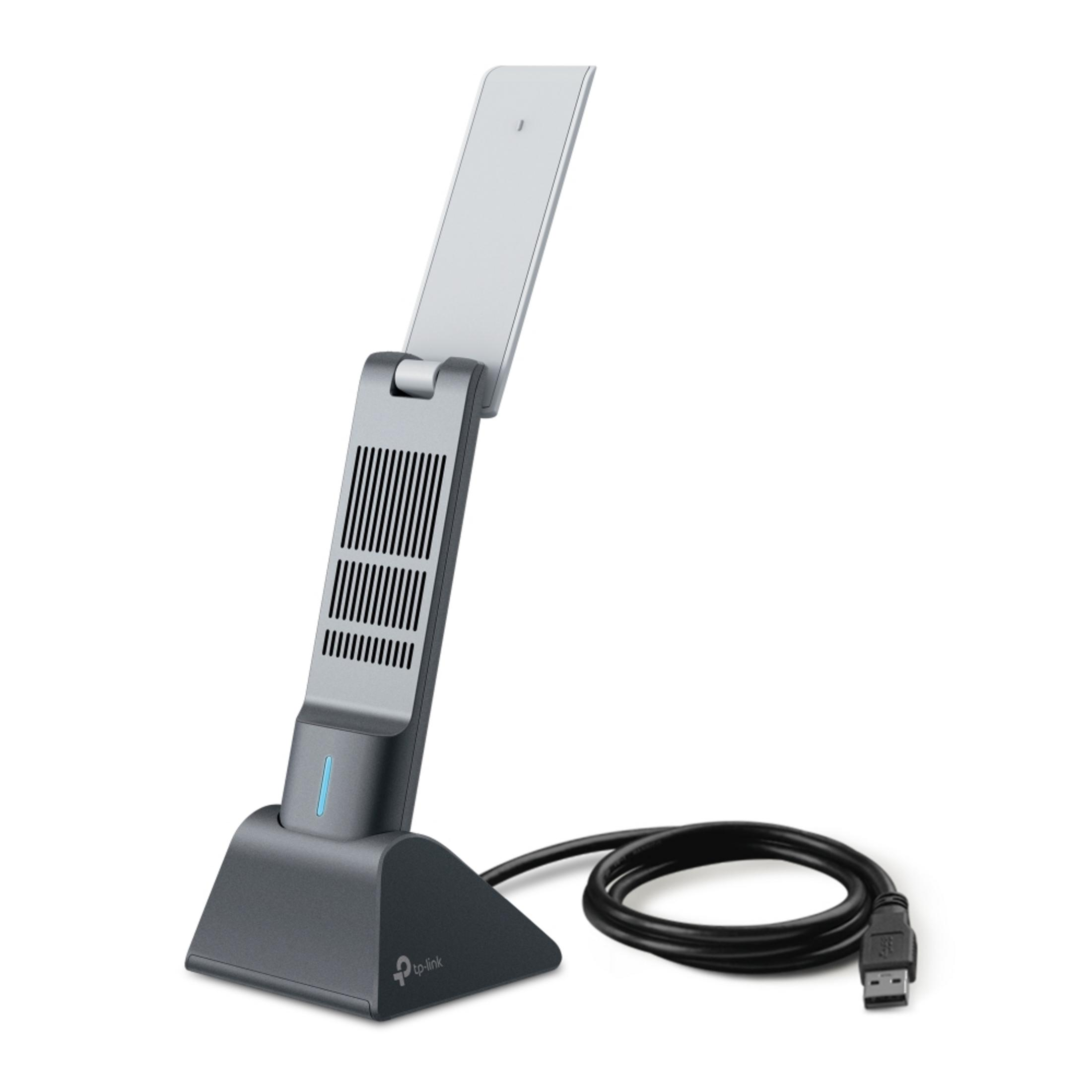 Szare urządzenie TP-Link WiFi z kablem USB na białym tle.