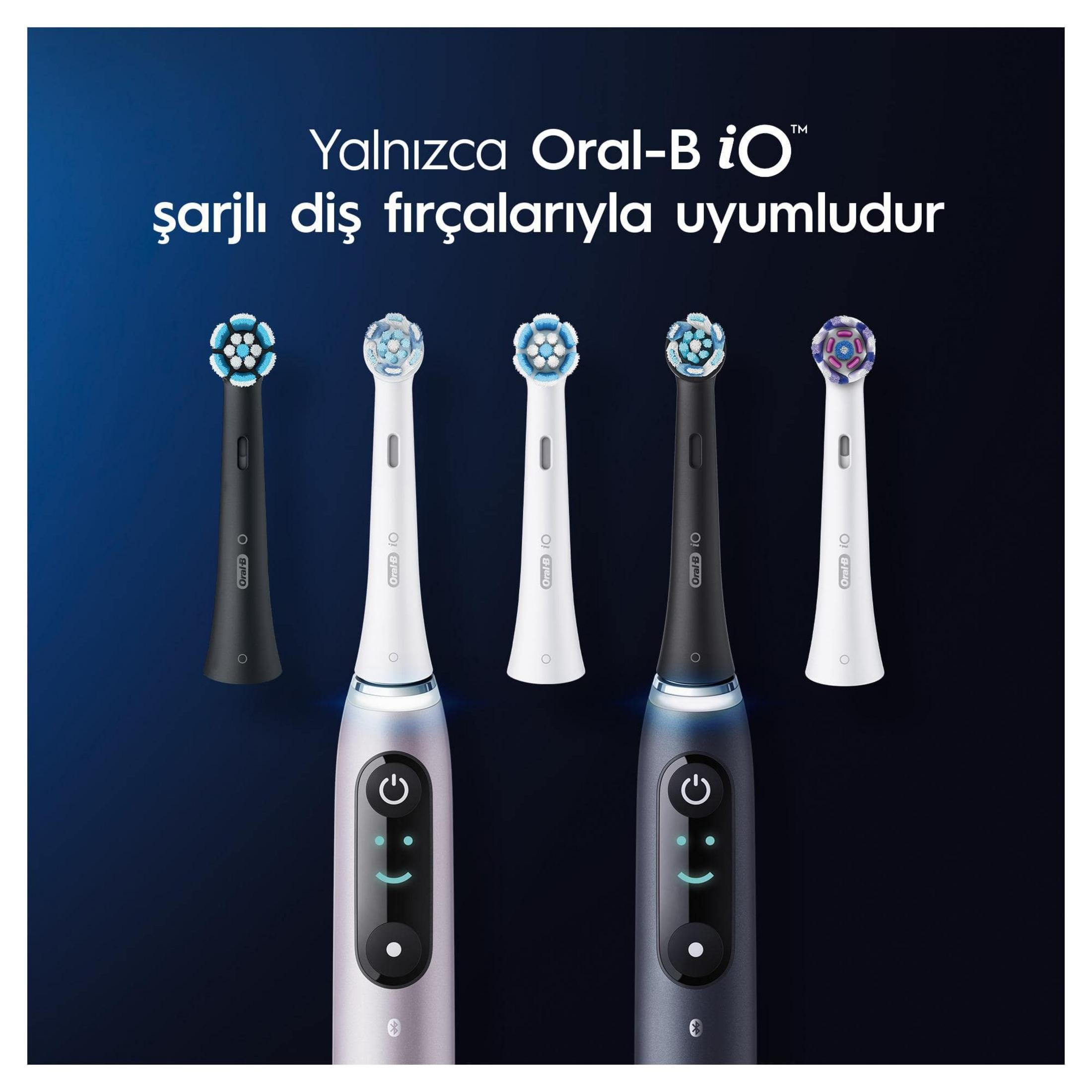 Fünf Oral-B iO Zahnbürstenköpfe über zwei Zahnbürsten. Dunkler Hintergrund.