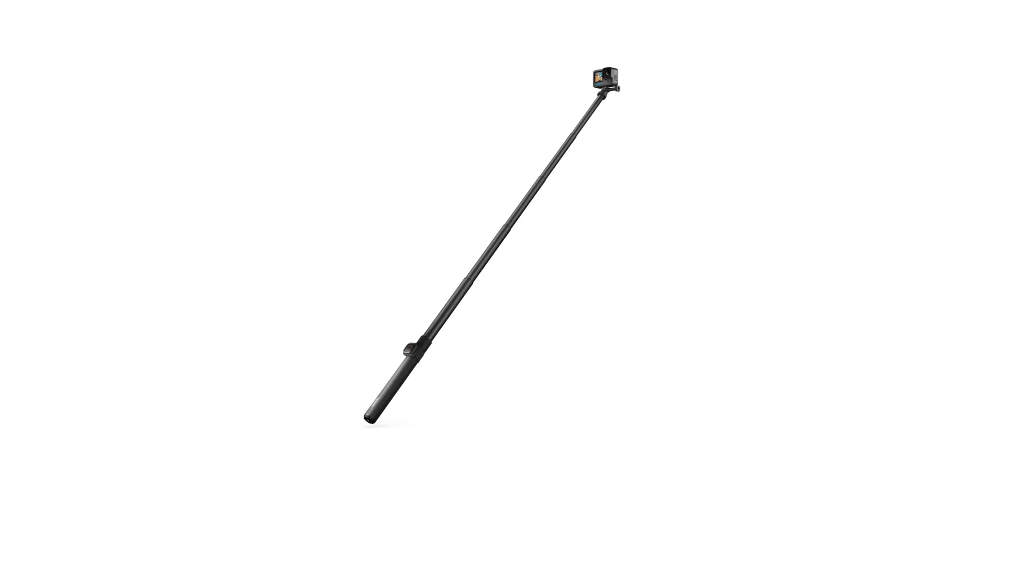 Ein schwarzer Selfie-Stick mit einer am Ende montierten Kamera auf weißem Hintergrund.
