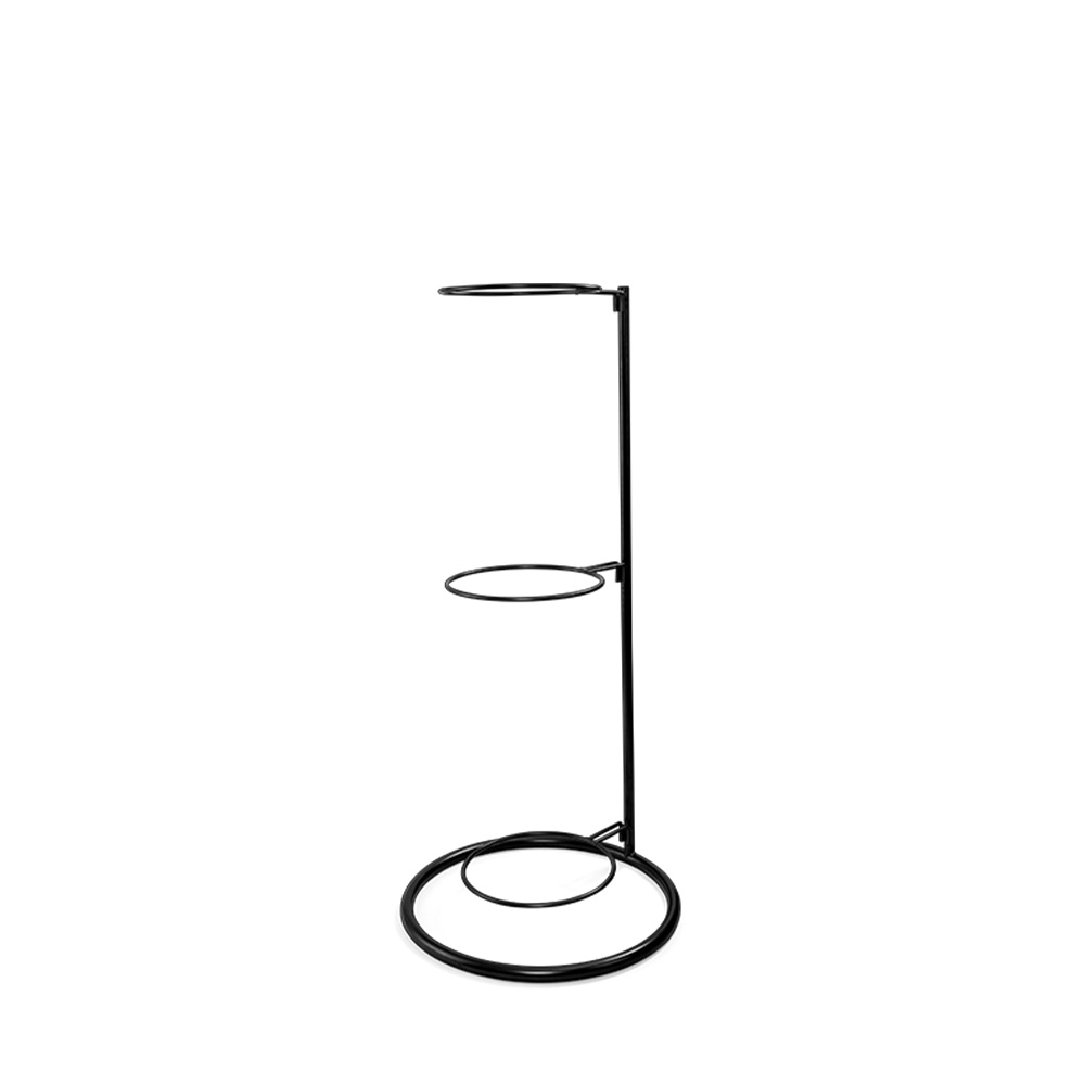 Un soporte de metal negro con dos anillos y una base redonda.
