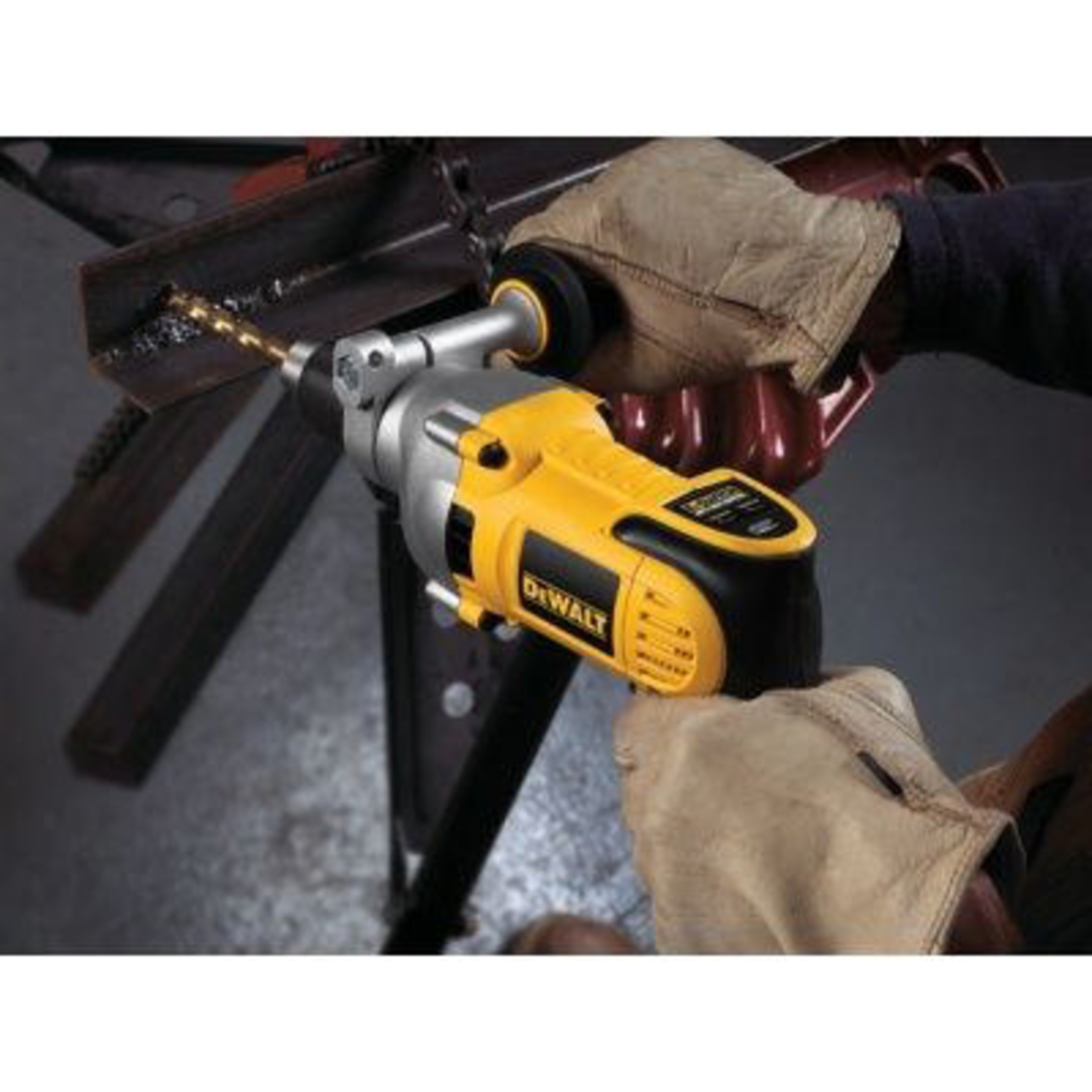 Una persona fora metallo con un trapano giallo DeWalt.